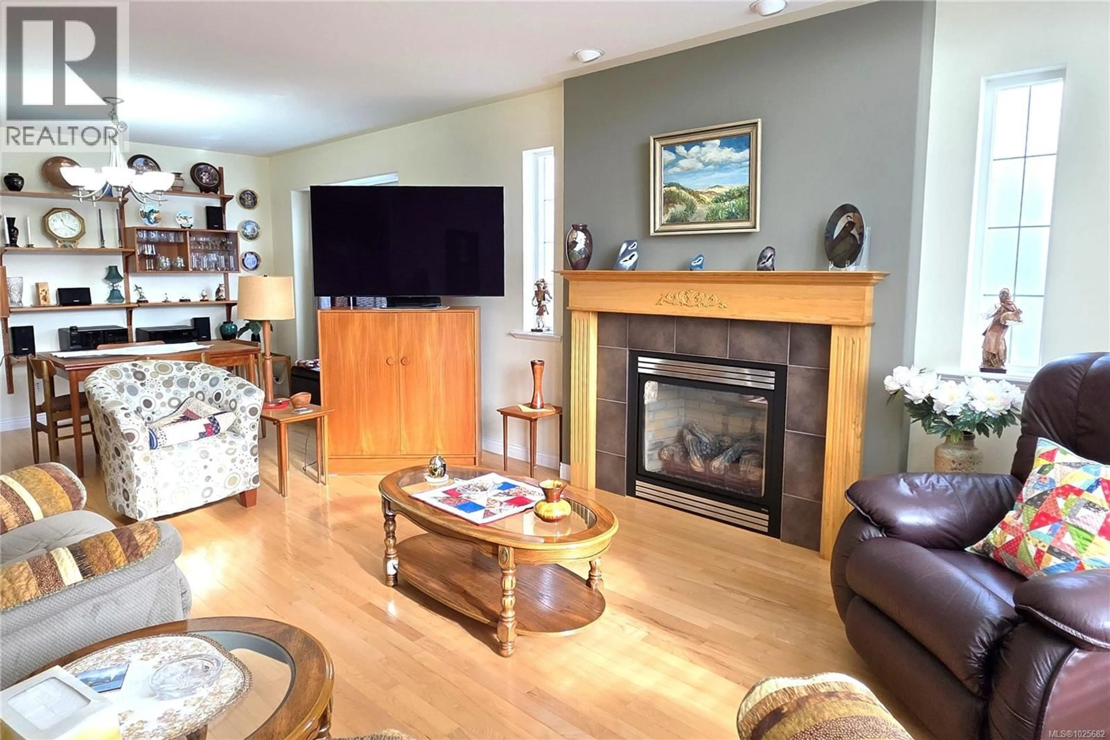 Living room with furniture, wood/laminate floor for 2966 PACIFIC VIEW TERRACE, Campbell River British Columbia V9H1V4