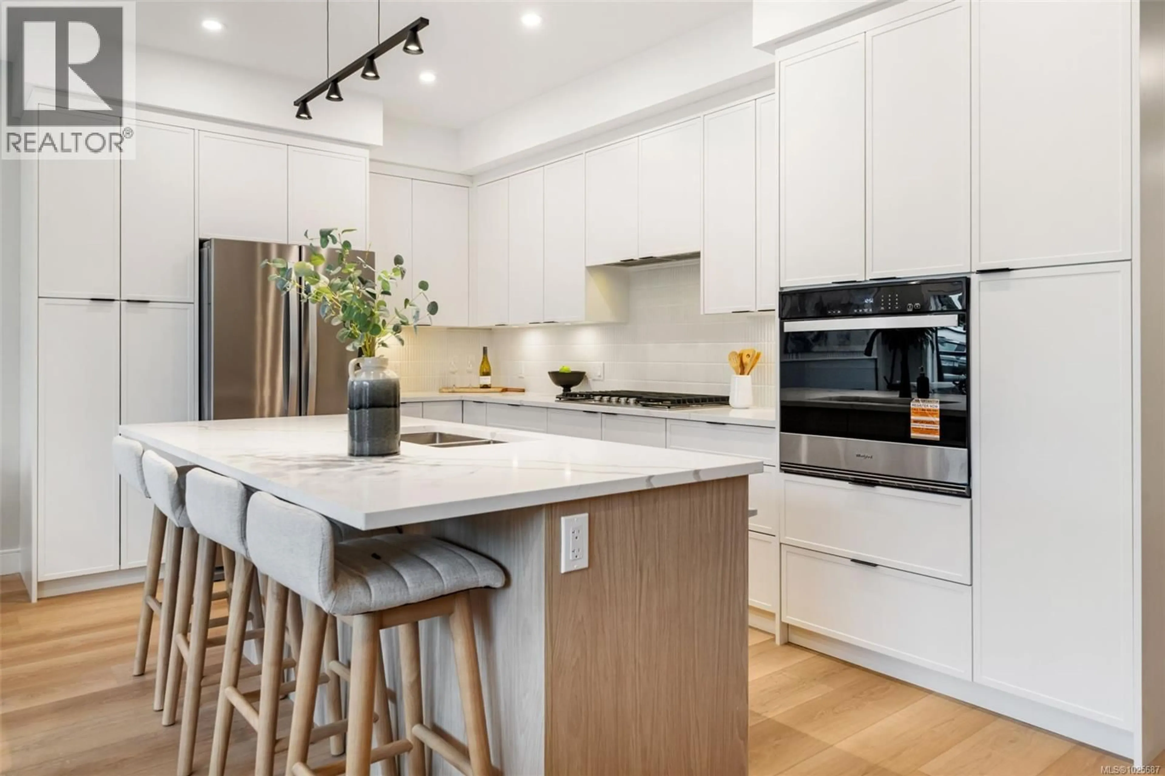 Contemporary kitchen, unknown for 2507 BRONZITE PLACE, Langford British Columbia V9B7E2