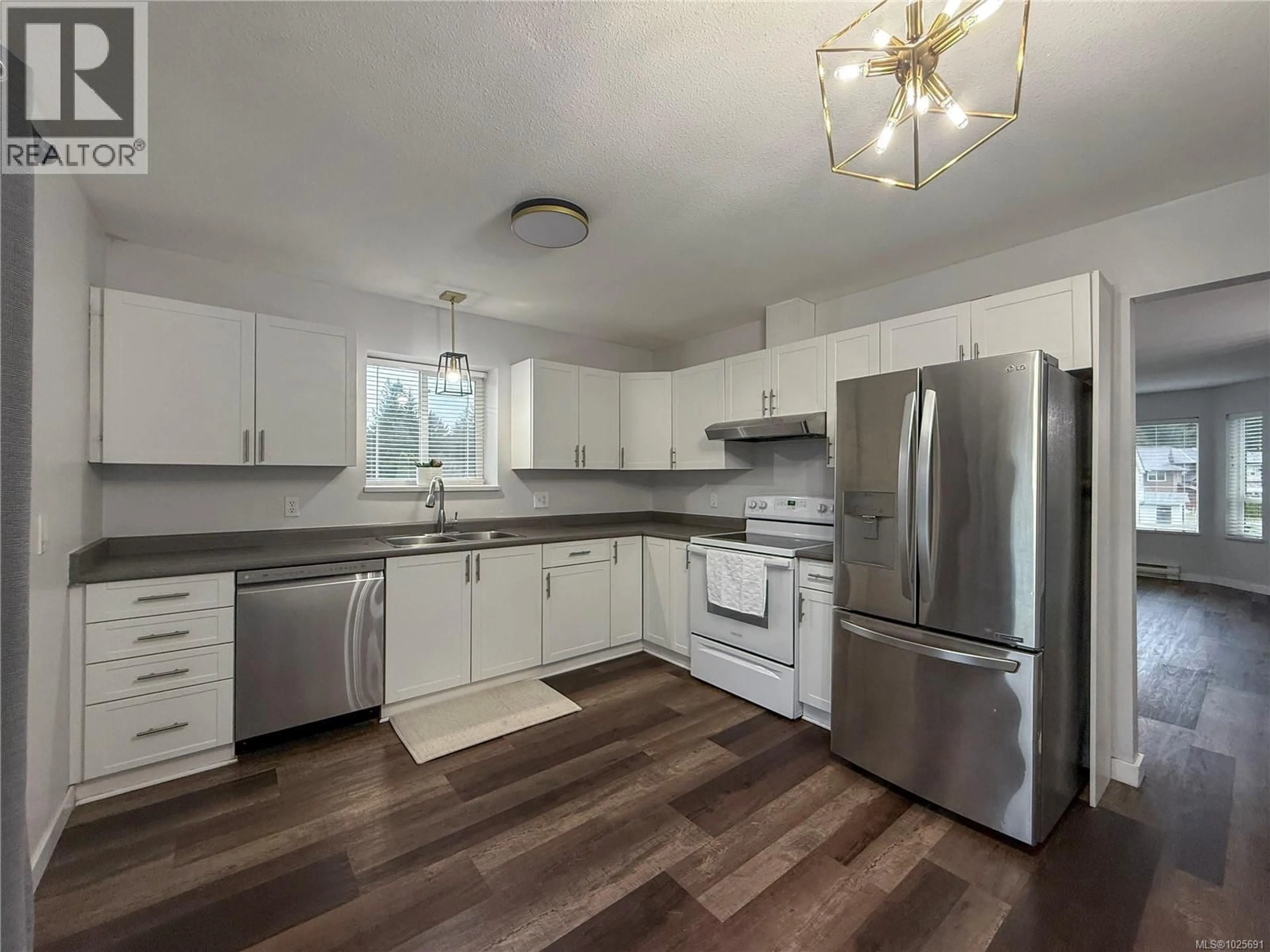 Open concept kitchen, wood/laminate floor for 462 CANDY LANE, Campbell River British Columbia V9W7Y8
