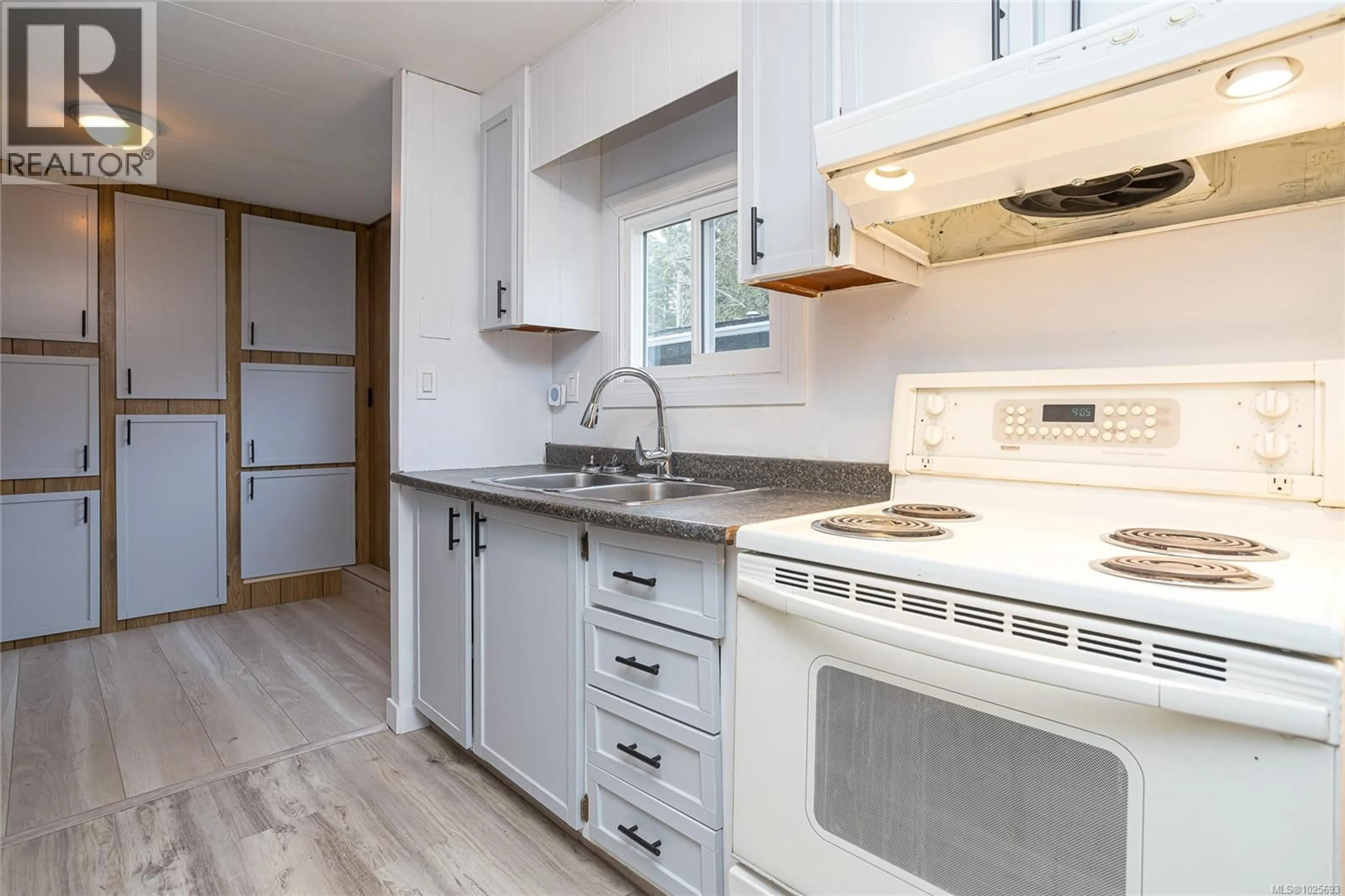 Standard kitchen, unknown for 2 - 161 HORNE LAKE ROAD, Qualicum Beach British Columbia V9K1T9