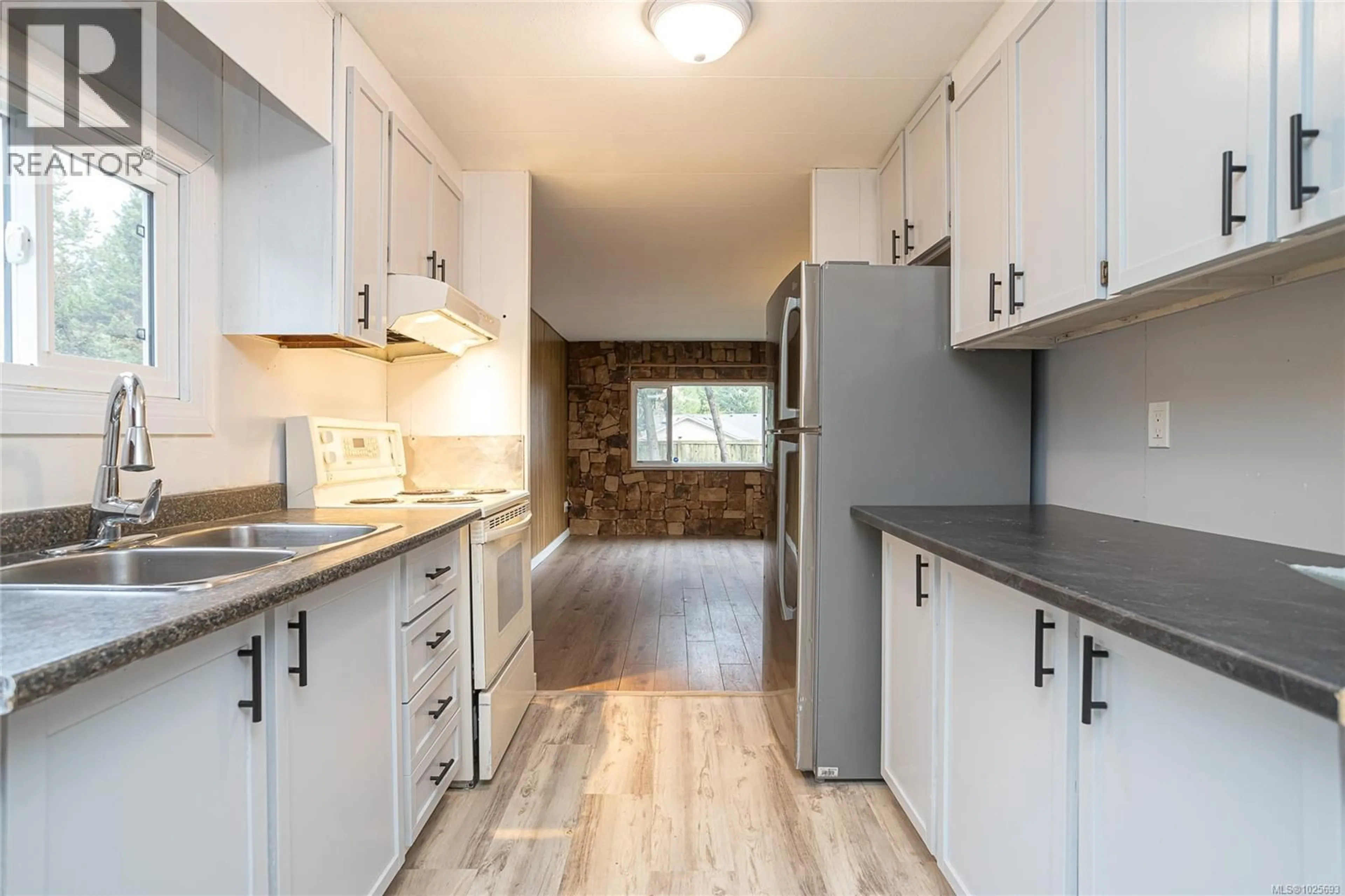 Standard kitchen, unknown for 2 - 161 HORNE LAKE ROAD, Qualicum Beach British Columbia V9K1T9
