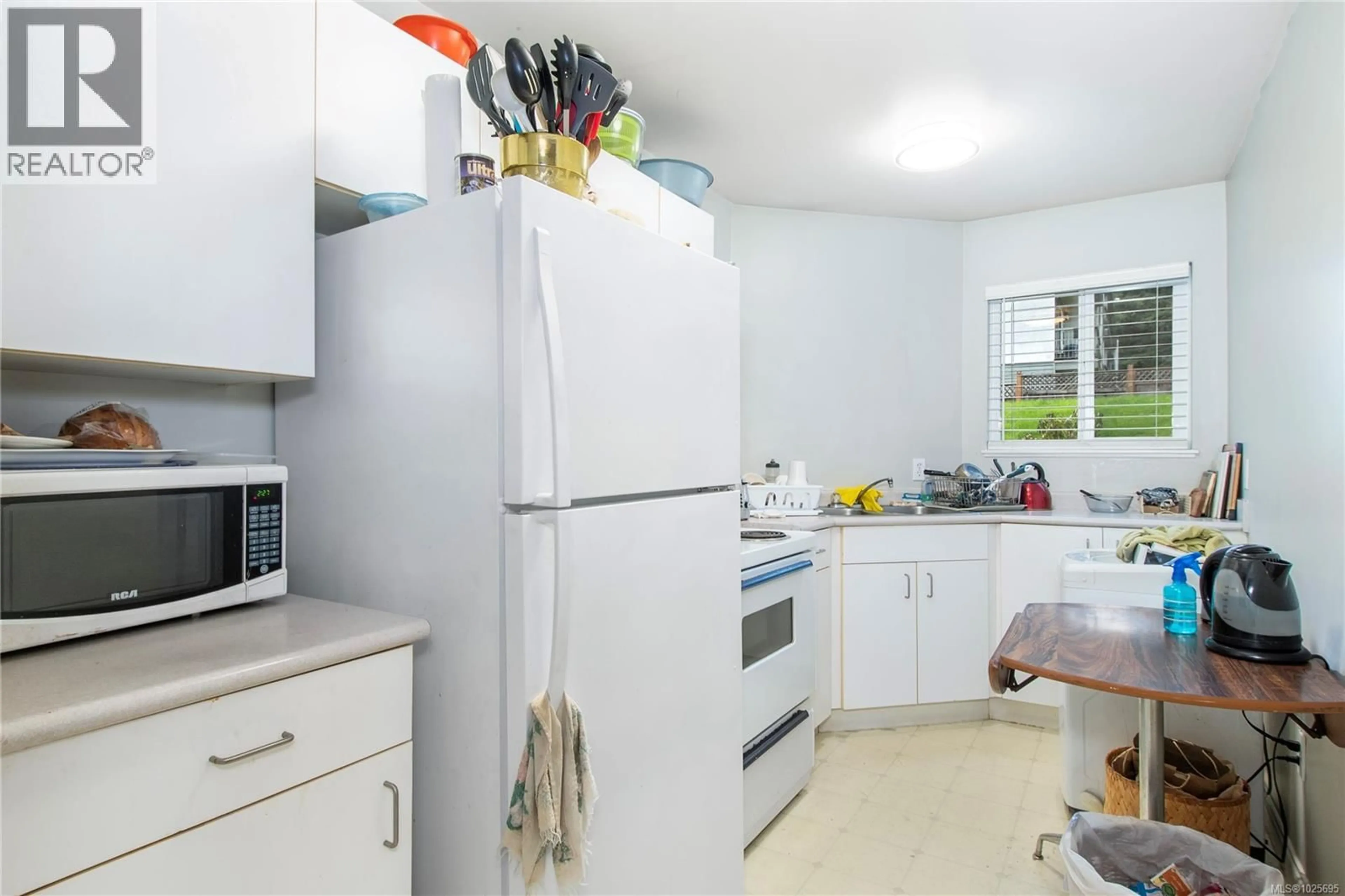 Standard kitchen, unknown for 105 - 200 BACK ROAD, Courtenay British Columbia V9N3W6