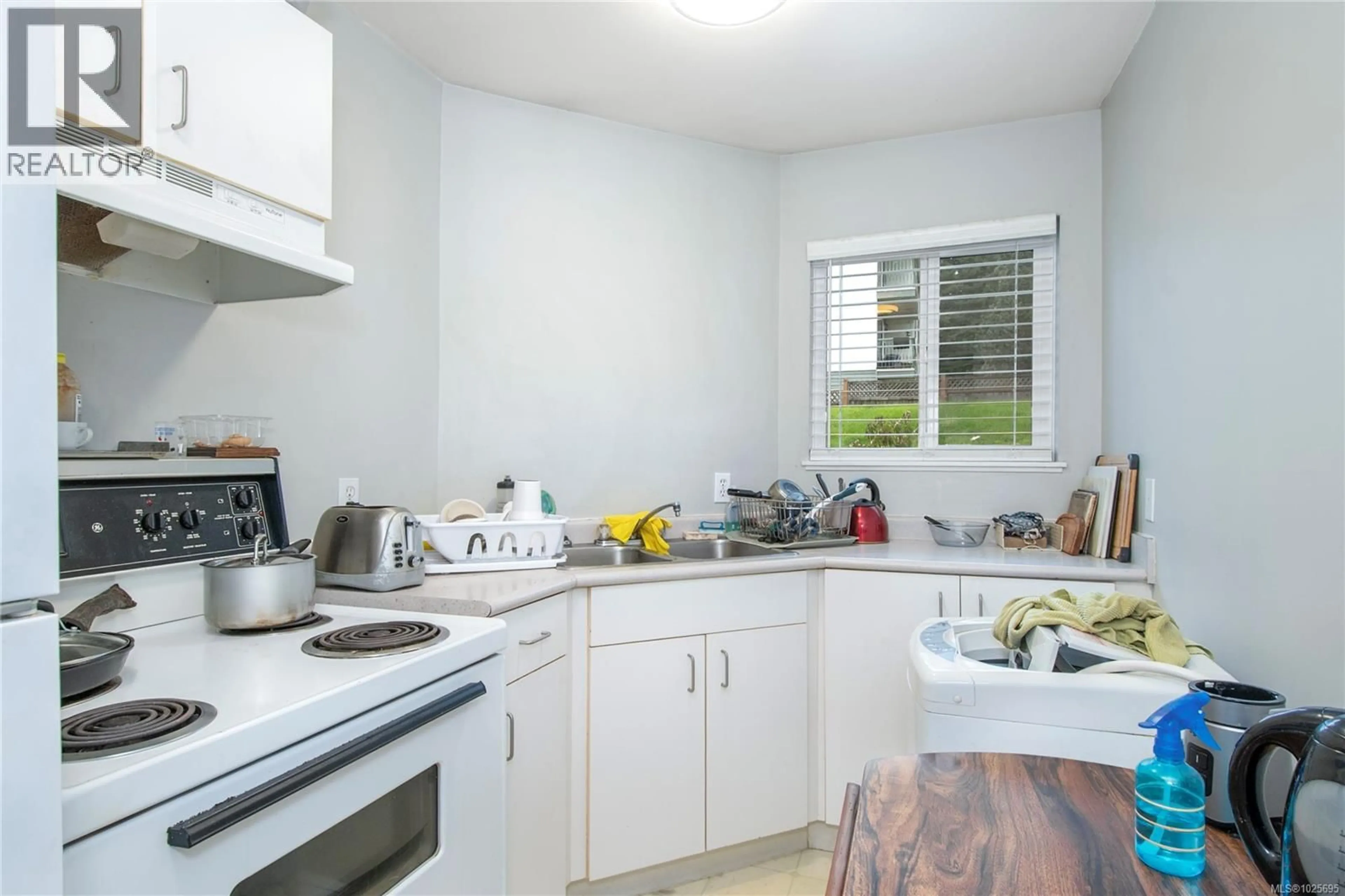 Standard kitchen, unknown for 105 - 200 BACK ROAD, Courtenay British Columbia V9N3W6