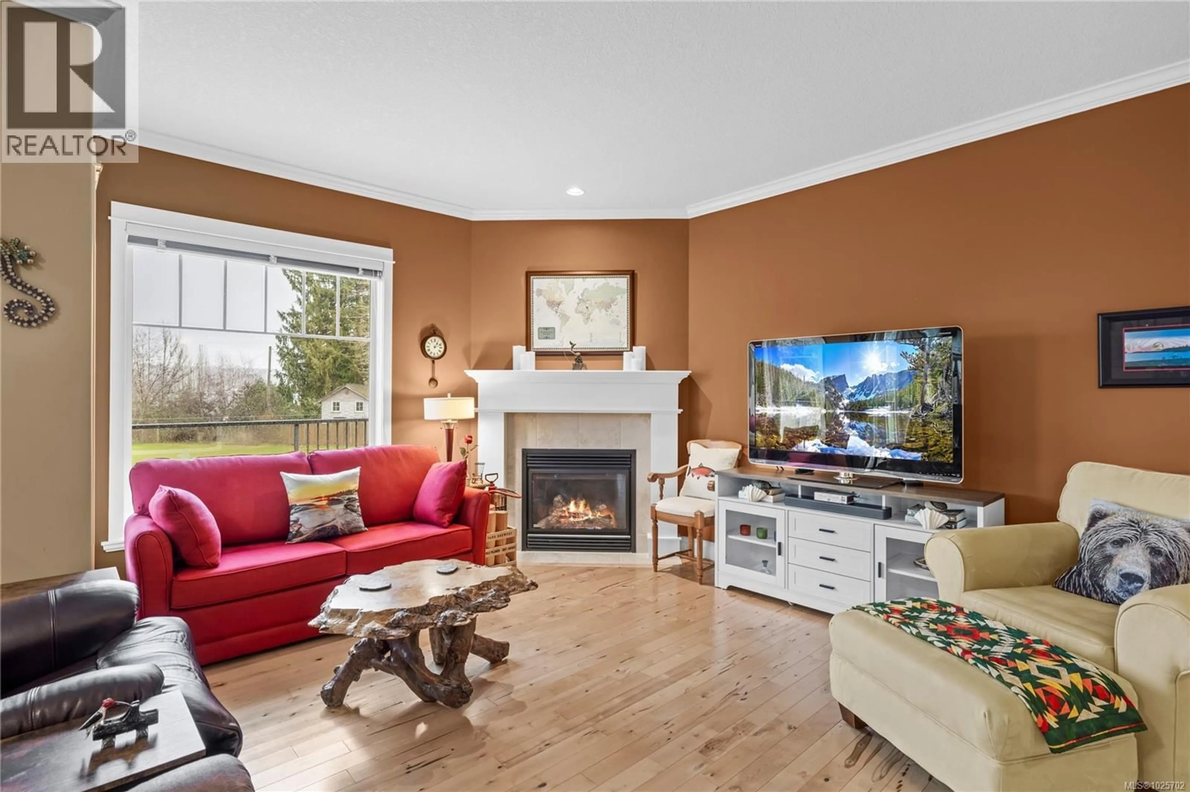 Living room with furniture, wood/laminate floor for 8 - 5300 GAINSBERG ROAD, Bowser British Columbia V0R1G0