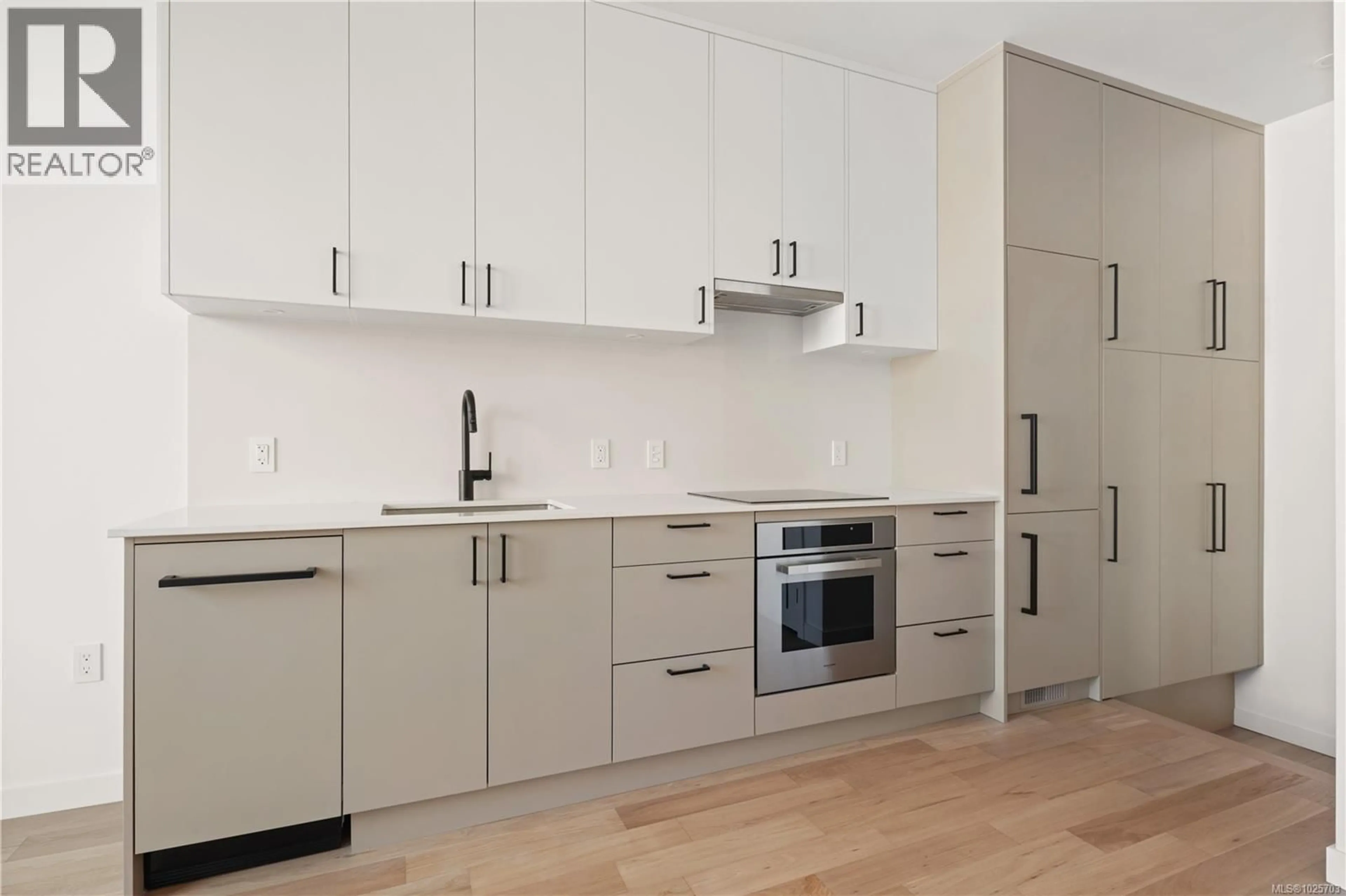 Standard kitchen, wood/laminate floor for 9 - 907 REDFERN STREET WEST, Victoria British Columbia V8S4G6