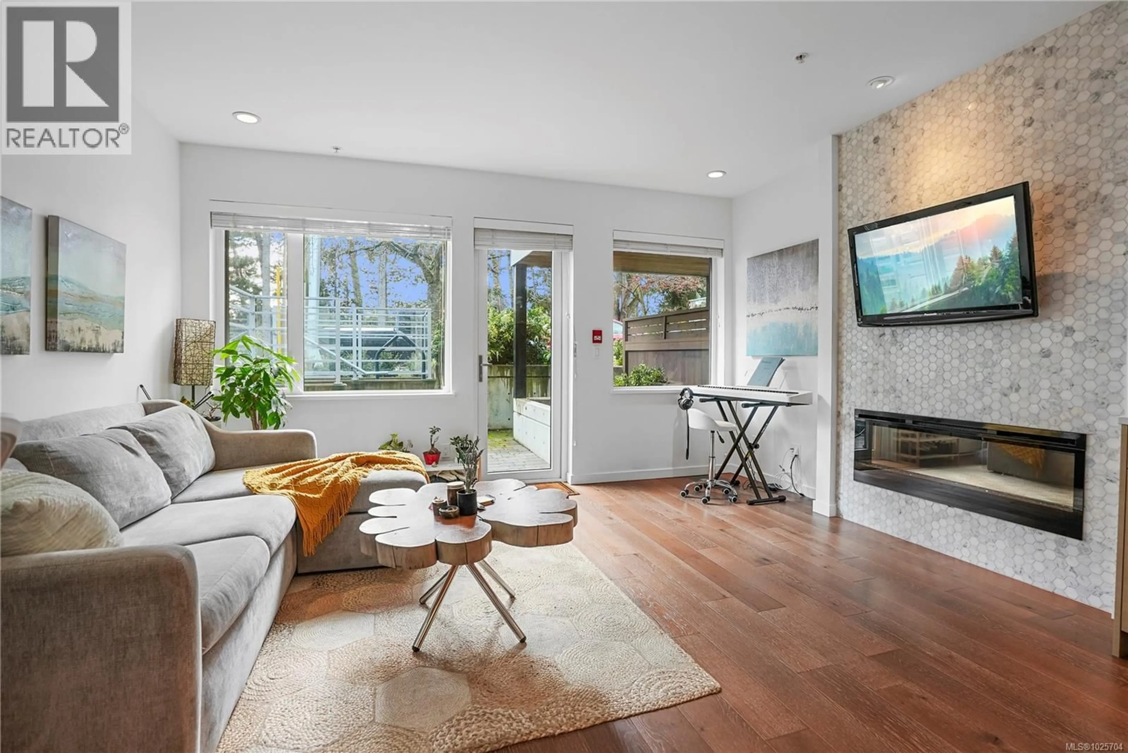 Living room with furniture, unknown for 102 - 1014 PARK BOULEVARD, Victoria British Columbia V8V2T4