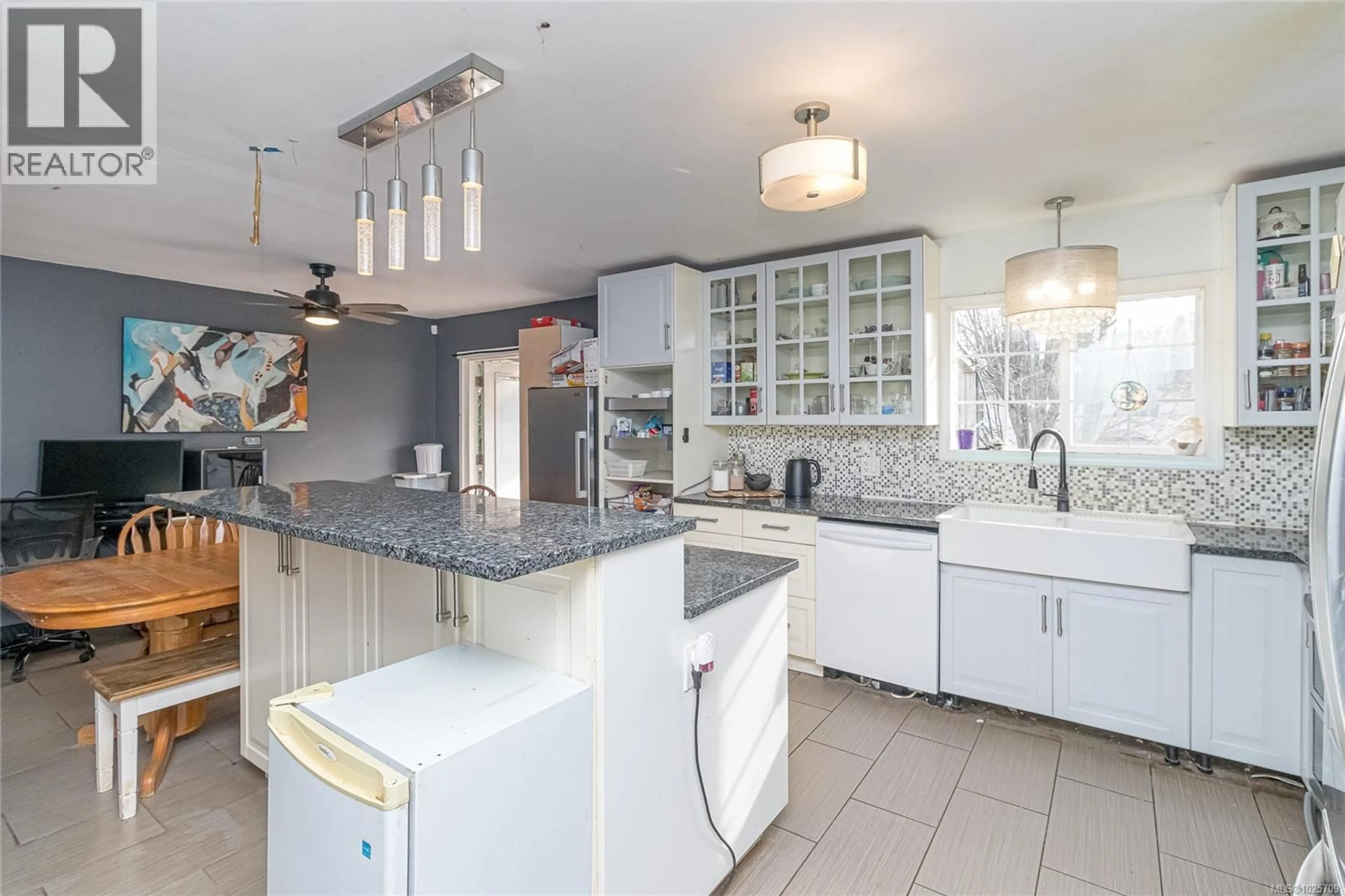 Open concept kitchen, ceramic/tile floor for 6343 FAIRVIEW WAY, Duncan British Columbia V9L3N2