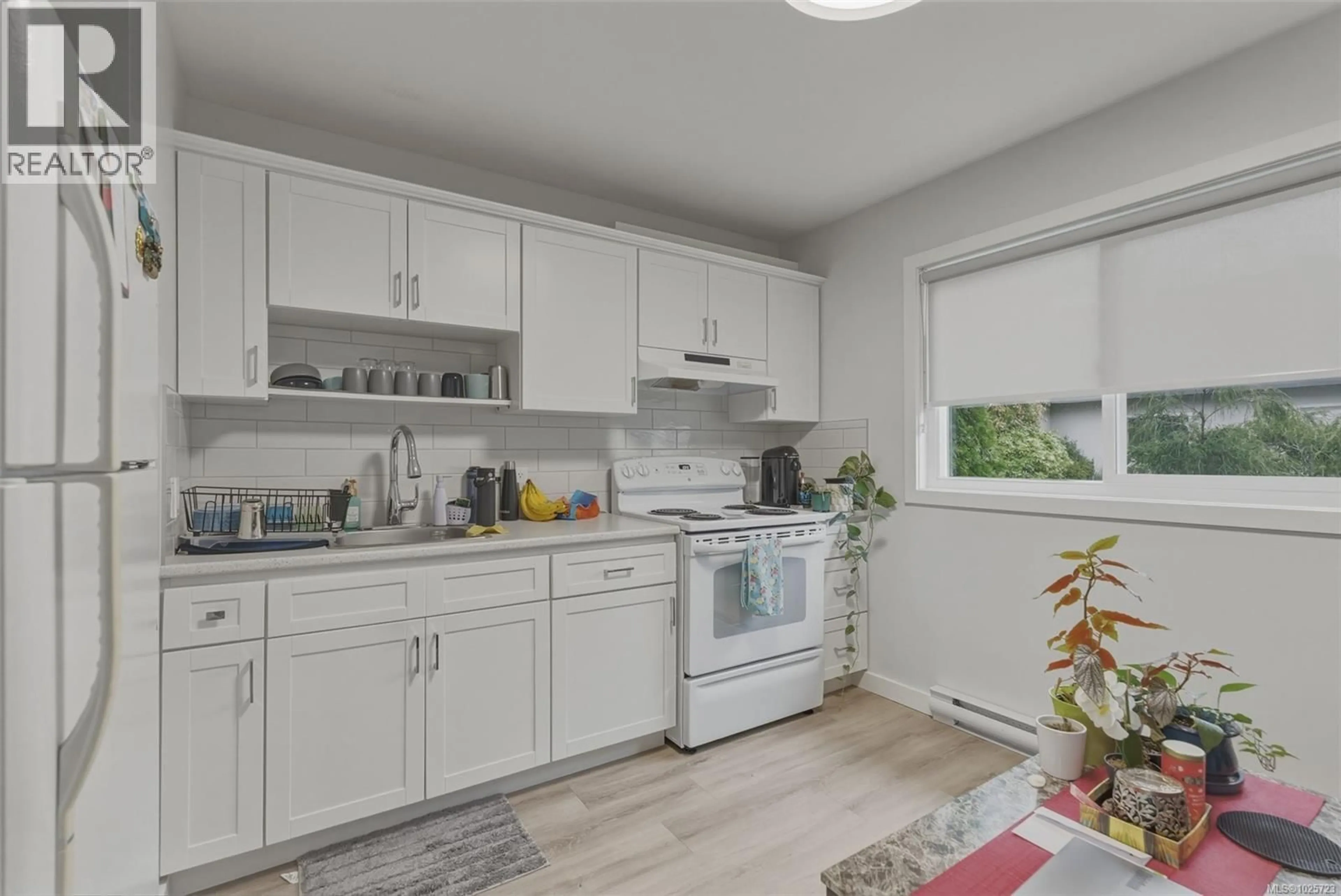 Standard kitchen, unknown for 1178/1180 TATTERSALL DRIVE, Saanich British Columbia V8P1Y9