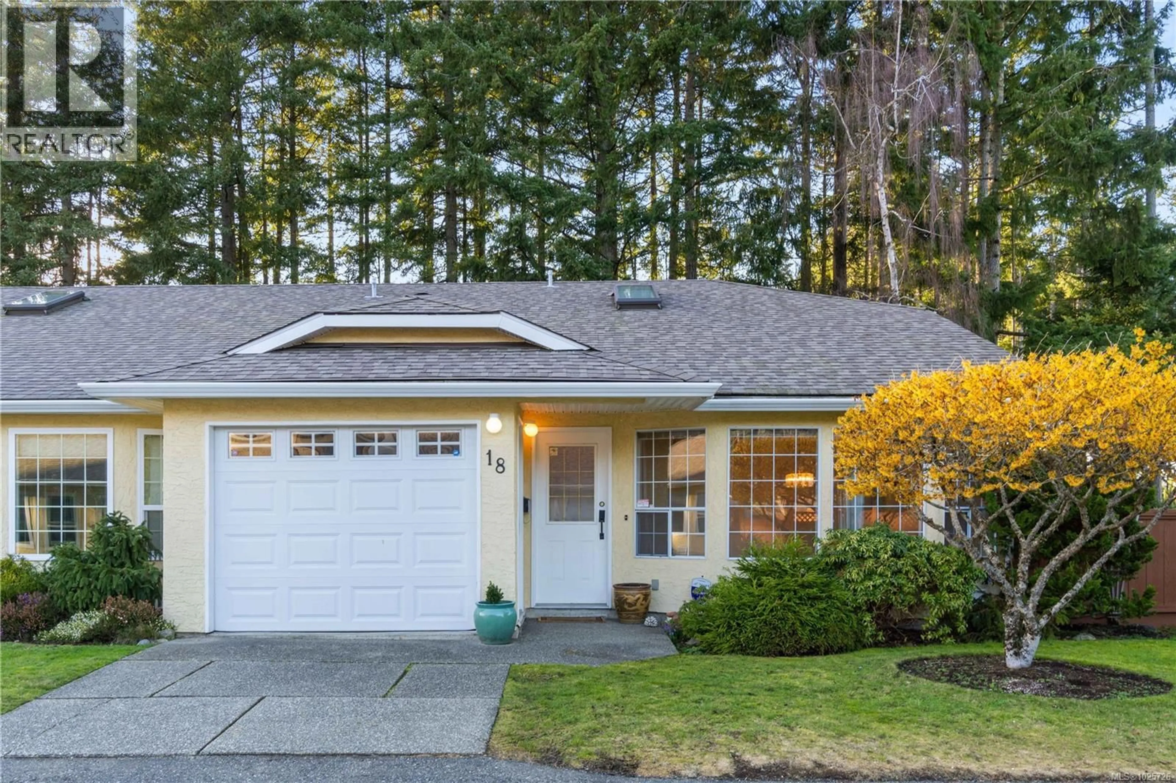 Home with vinyl exterior material, street for 18 - 4750 UPLANDS DRIVE, Nanaimo British Columbia V9T5V1