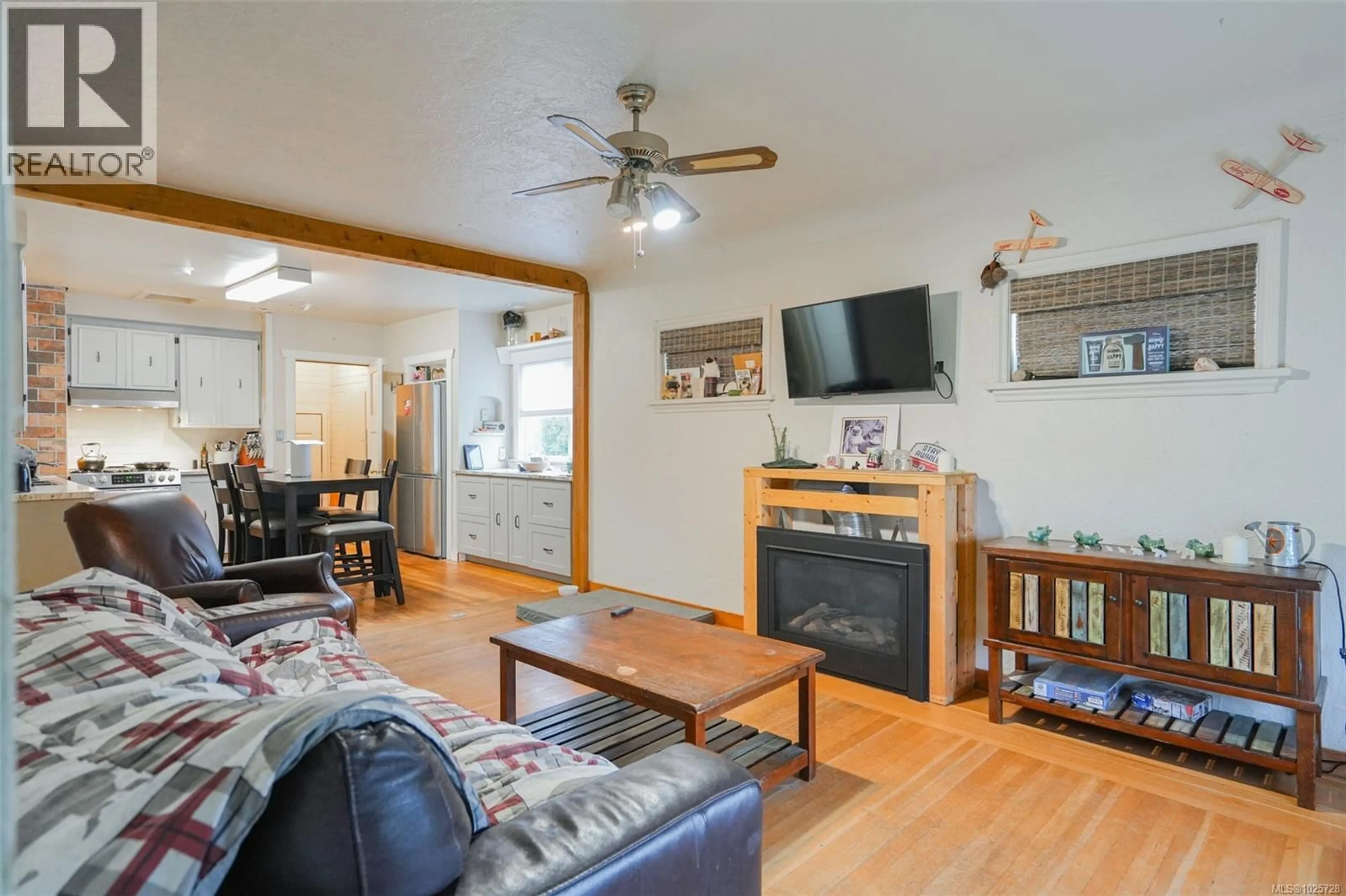 Living room with furniture, wood/laminate floor for 2671 5TH AVENUE, Port Alberni British Columbia V9Y2G2