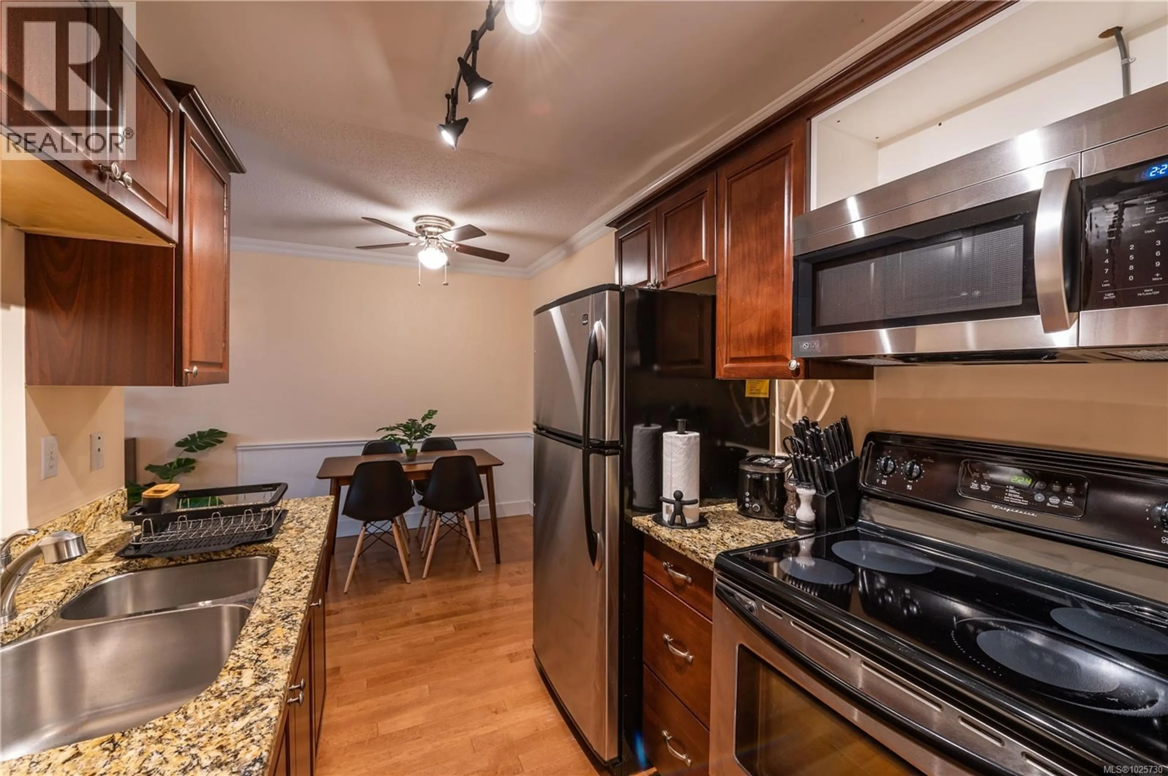 Standard kitchen, wood/laminate floor for 110 - 1600 DUFFERIN CRESCENT, Nanaimo British Columbia V9S5N2