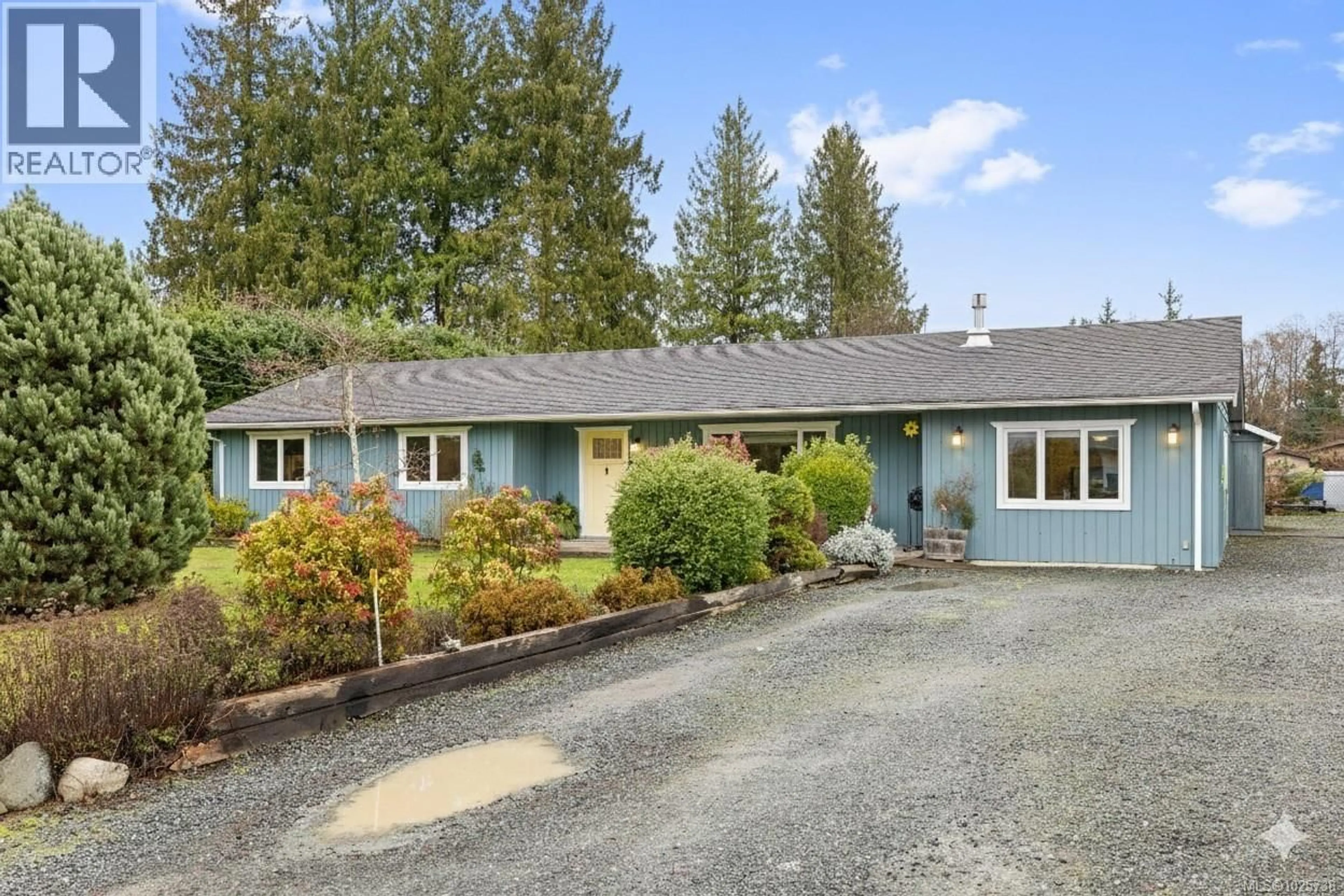 Home with vinyl exterior material, street for 816 WOODLAND DRIVE, Parksville British Columbia V9P1Z2