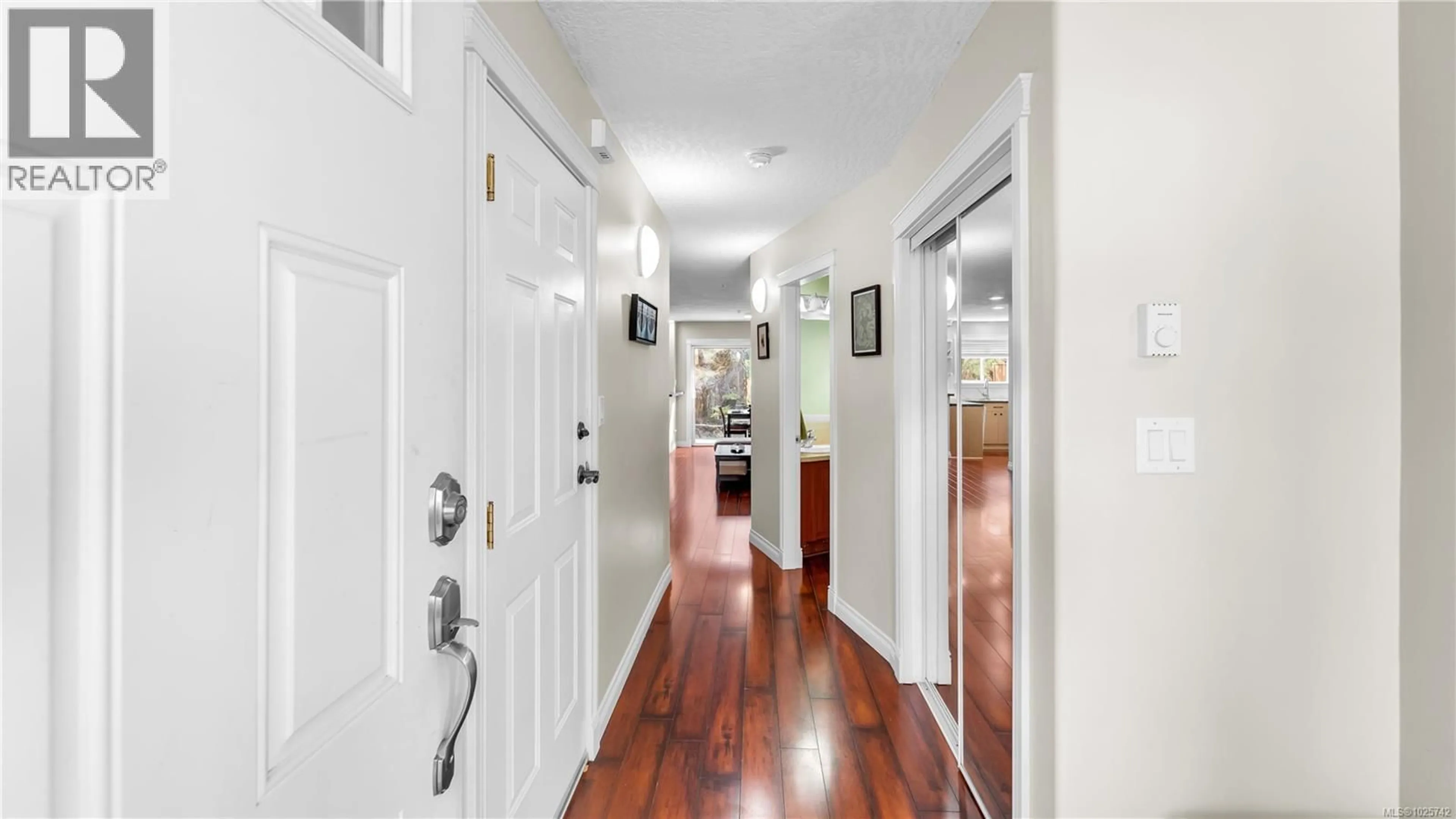 Indoor foyer for 15 - 172 BELMONT ROAD, Colwood British Columbia V9C1B1