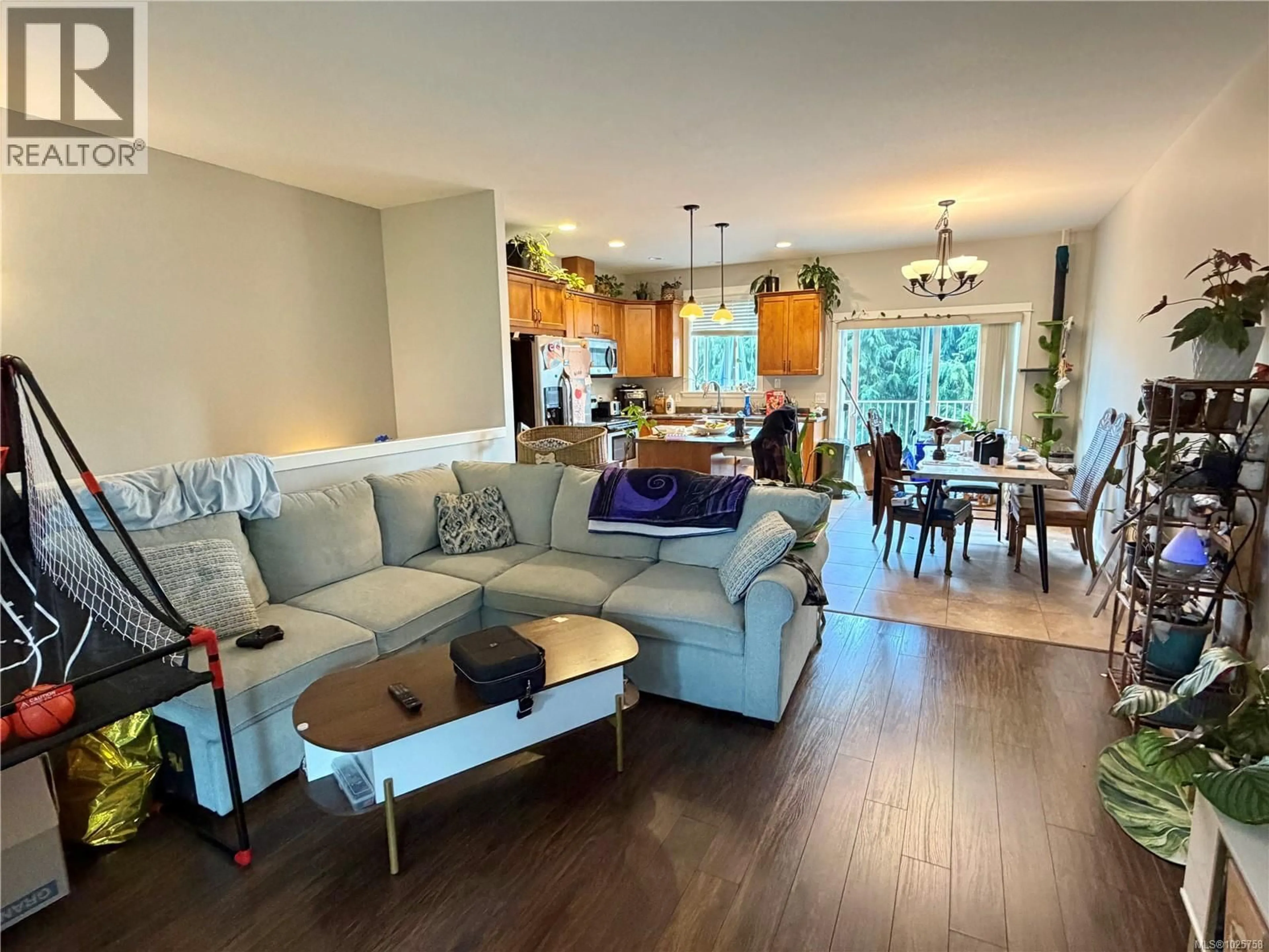 Living room with furniture, wood/laminate floor for 2767 ALDER STREET SOUTH, Campbell River British Columbia V9H1S1