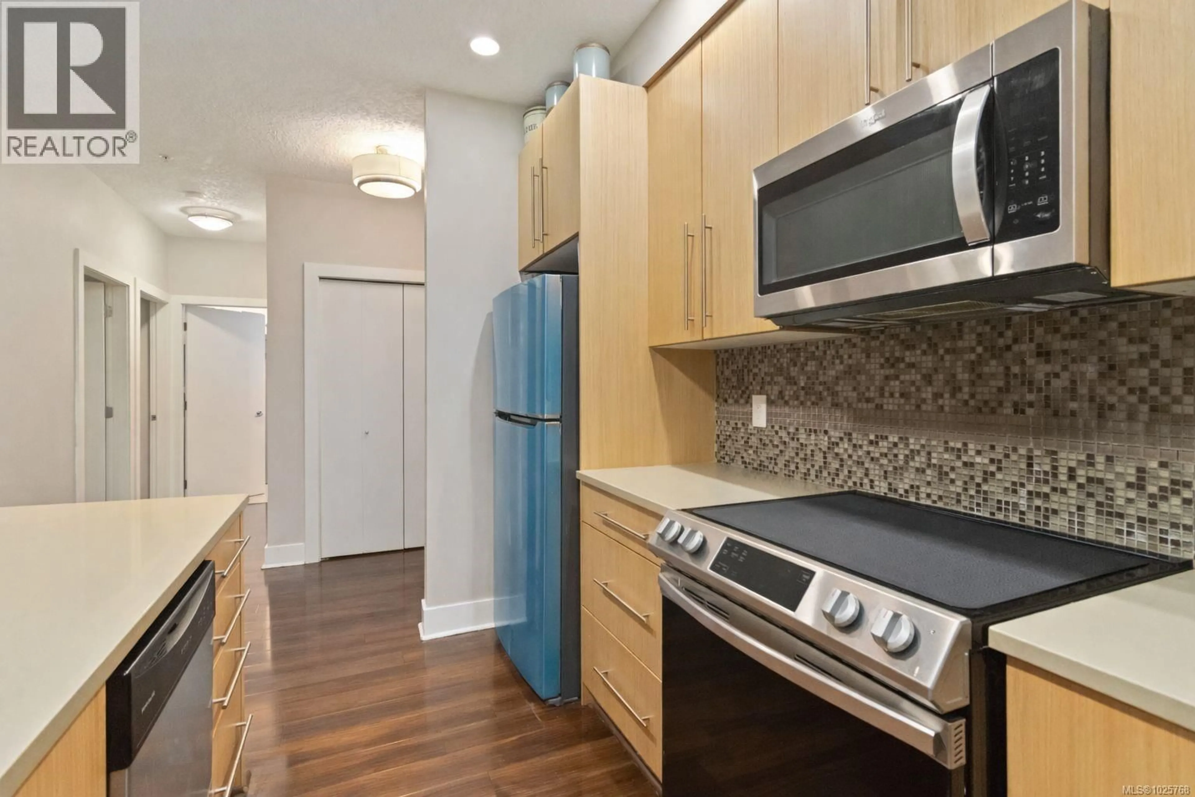 Standard kitchen, wood/laminate floor for 112 - 4529 WEST SAANICH ROAD, Saanich British Columbia V8Z3G3