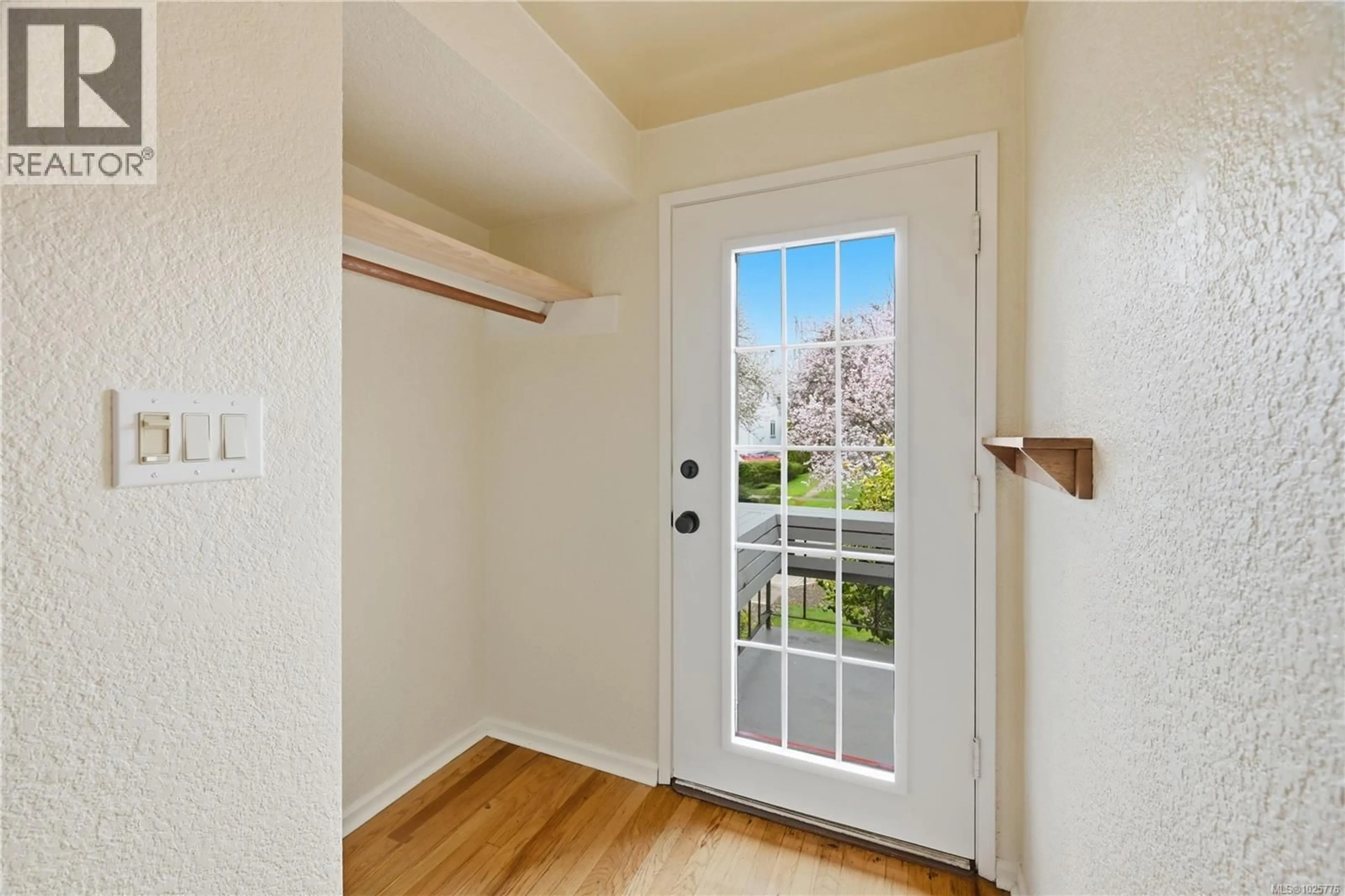 Indoor entryway for 2535 PRIOR STREET, Victoria British Columbia V8T3X5