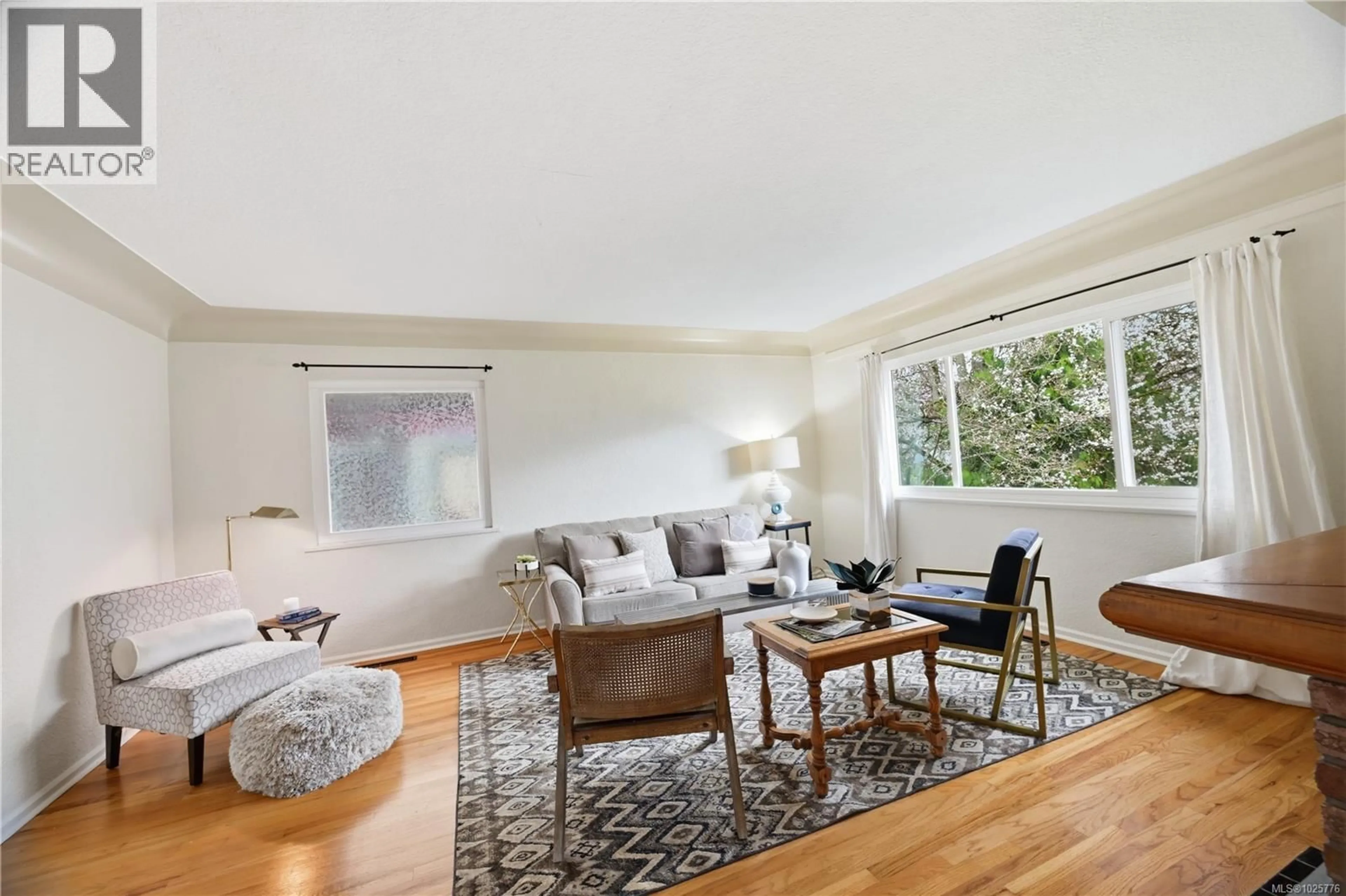 Living room with furniture, wood/laminate floor for 2535 PRIOR STREET, Victoria British Columbia V8T3X5