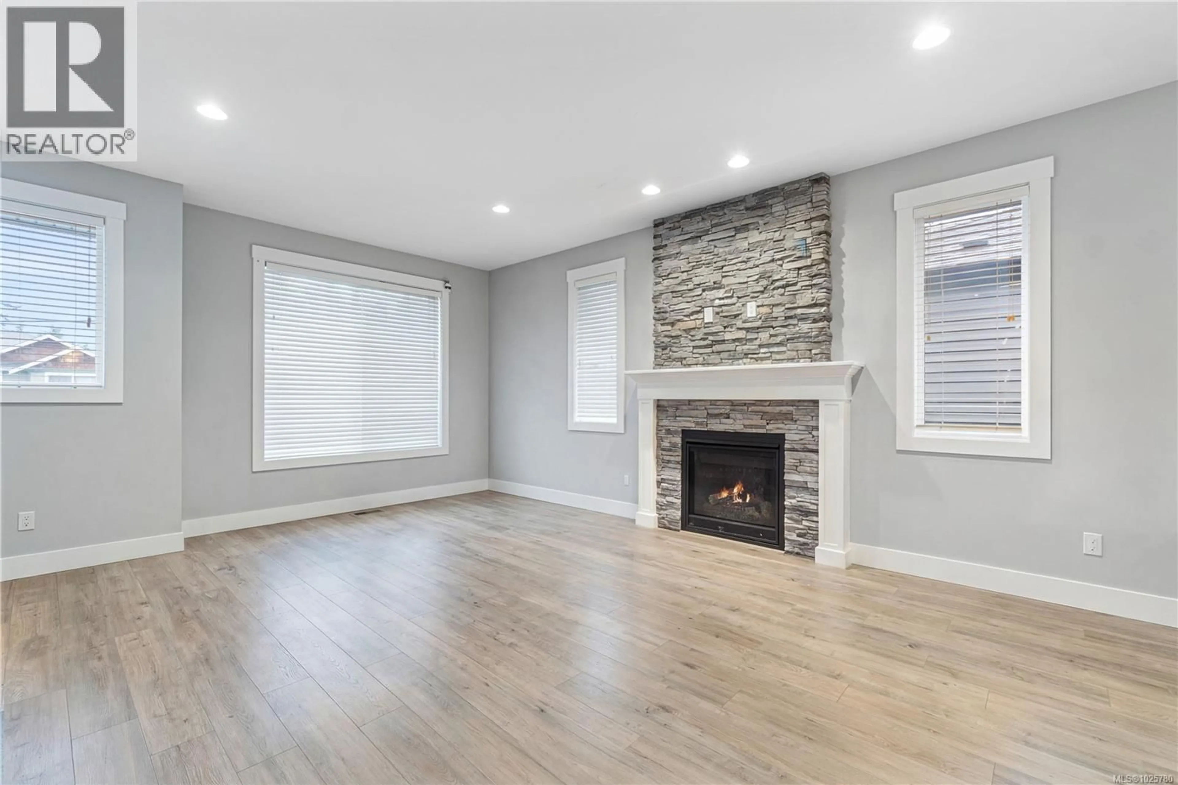 Living room with furniture, wood/laminate floor for 994 DOUGLAS AVENUE, Nanaimo British Columbia V9R6X8