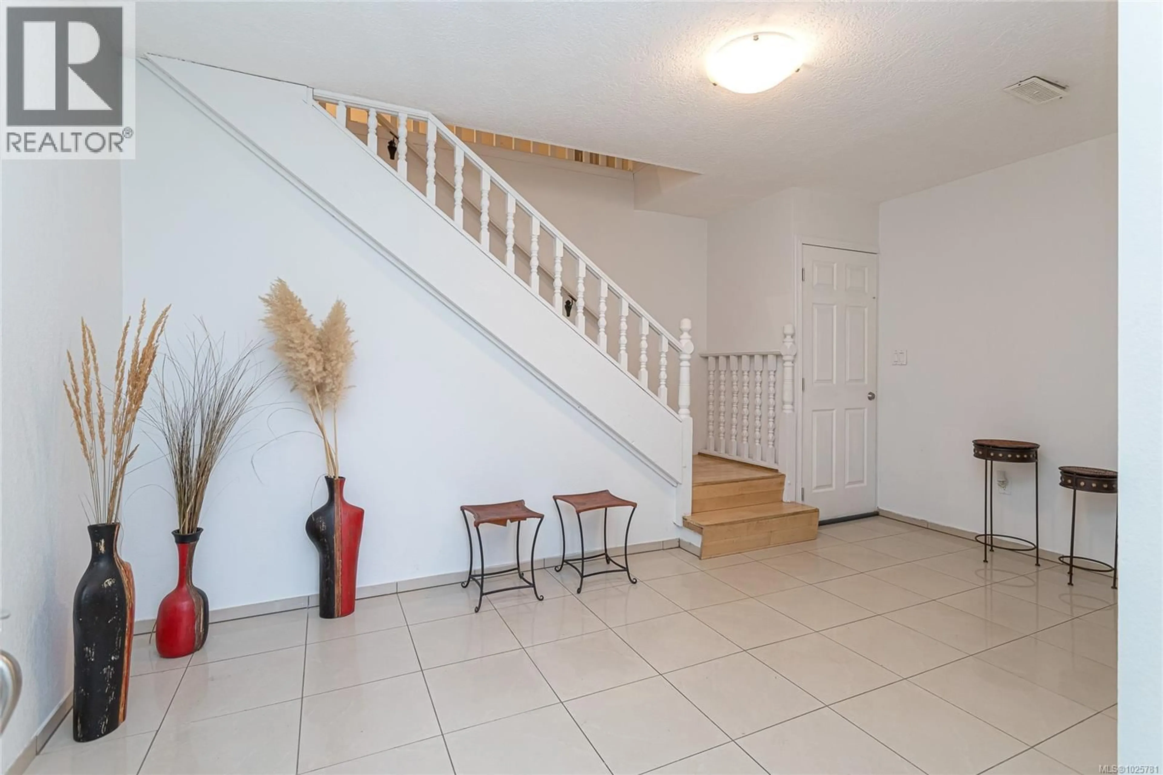 Indoor foyer for 1975 JEFFREE ROAD, Central Saanich British Columbia V8M1K1