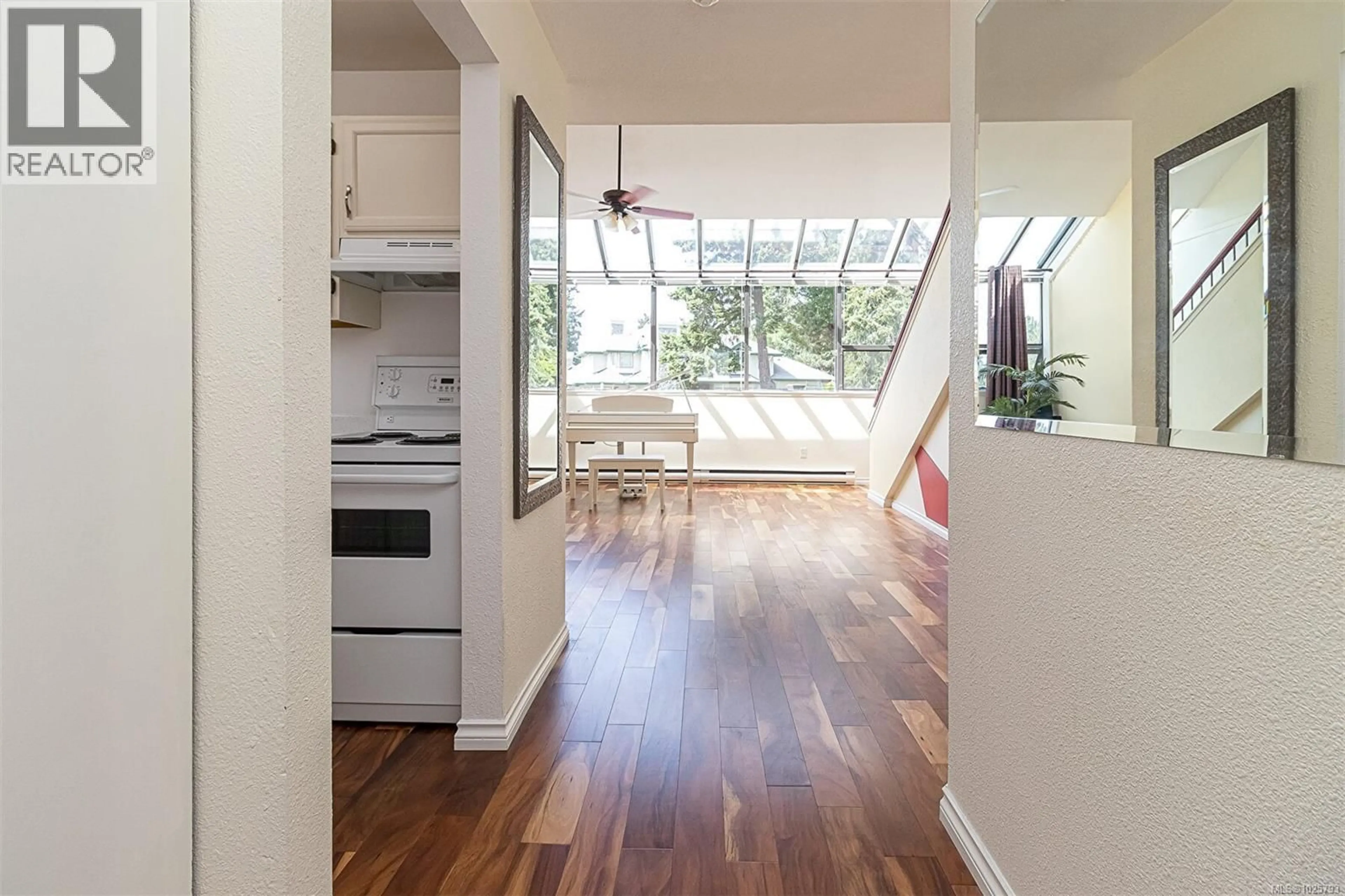 Indoor entryway for 589A - 4678 ELK LAKE DRIVE, Saanich British Columbia V8Z5M1