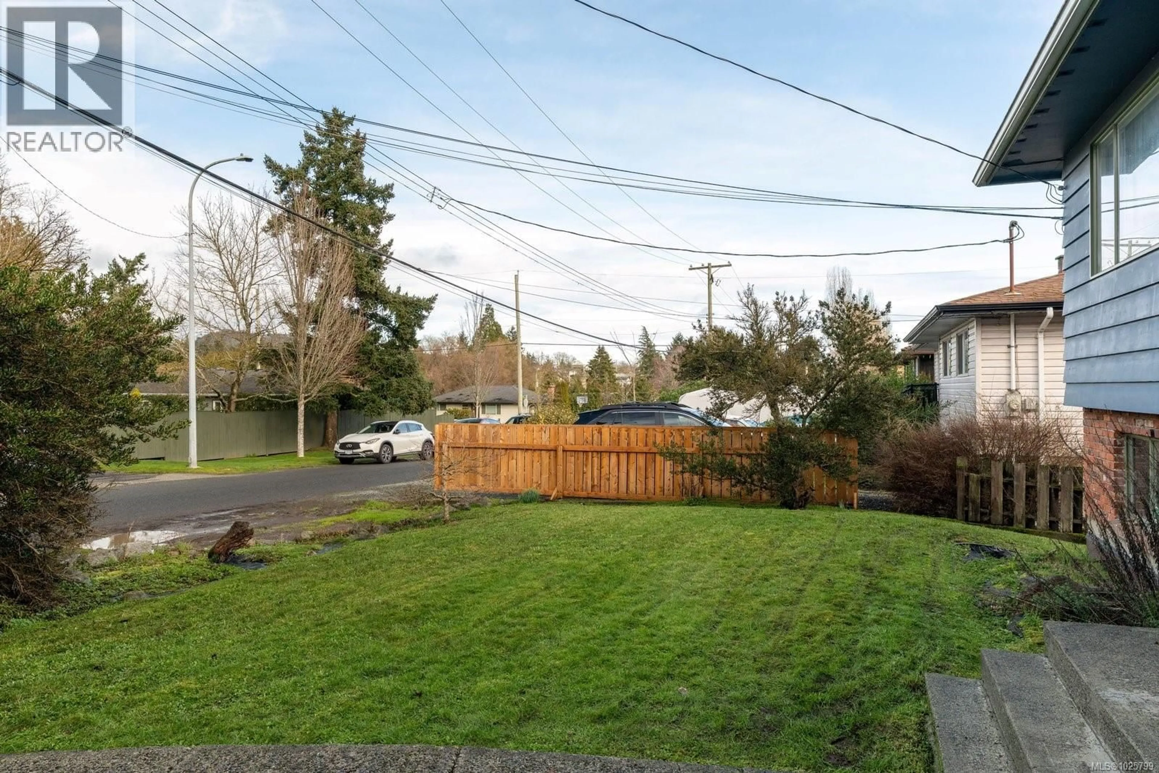 A pic from outside/outdoor area/front of a property/back of a property/a pic from drone, street for 1015 KENNETH STREET, Saanich British Columbia V8X3J3