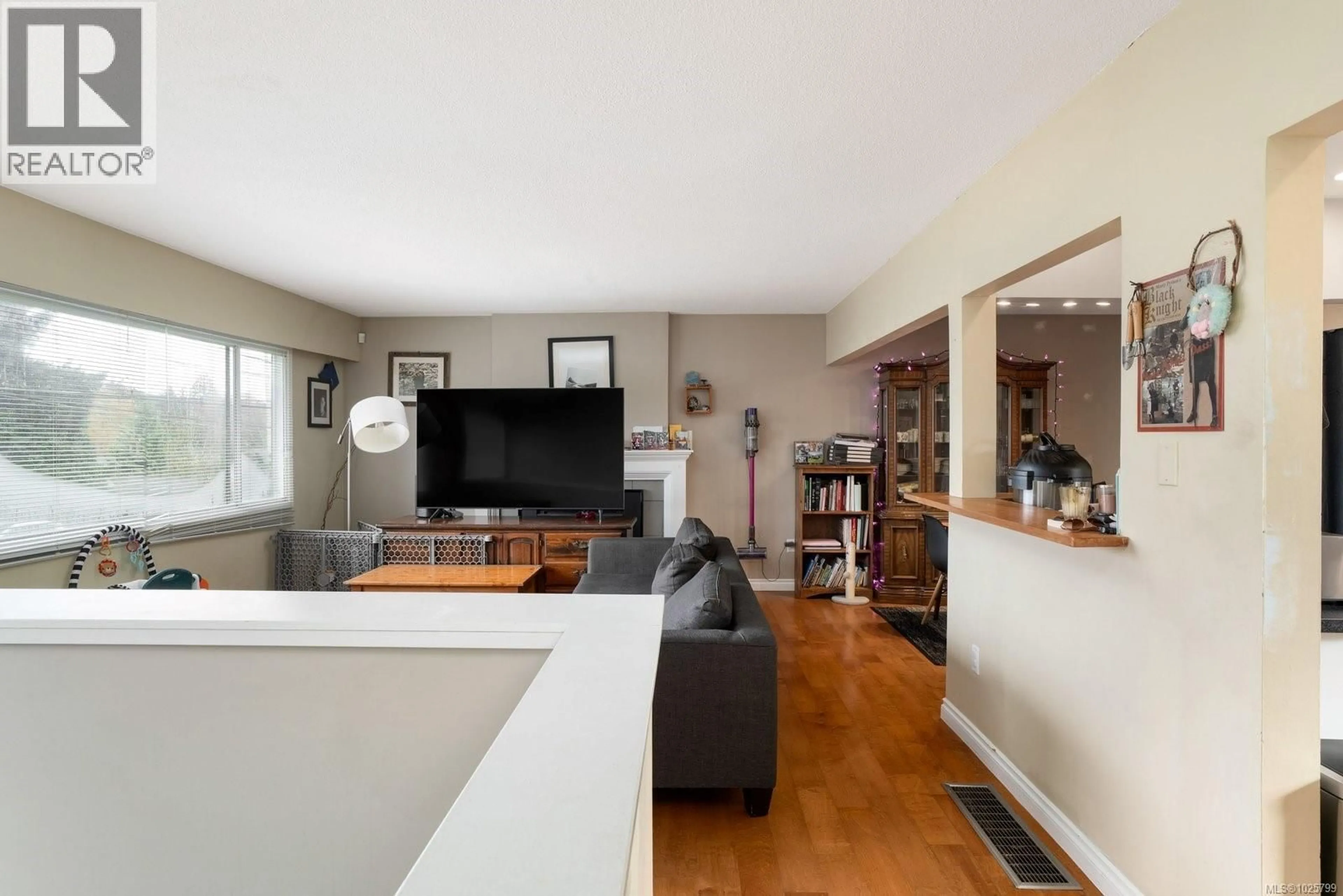 Living room with furniture, unknown for 1015 KENNETH STREET, Saanich British Columbia V8X3J3