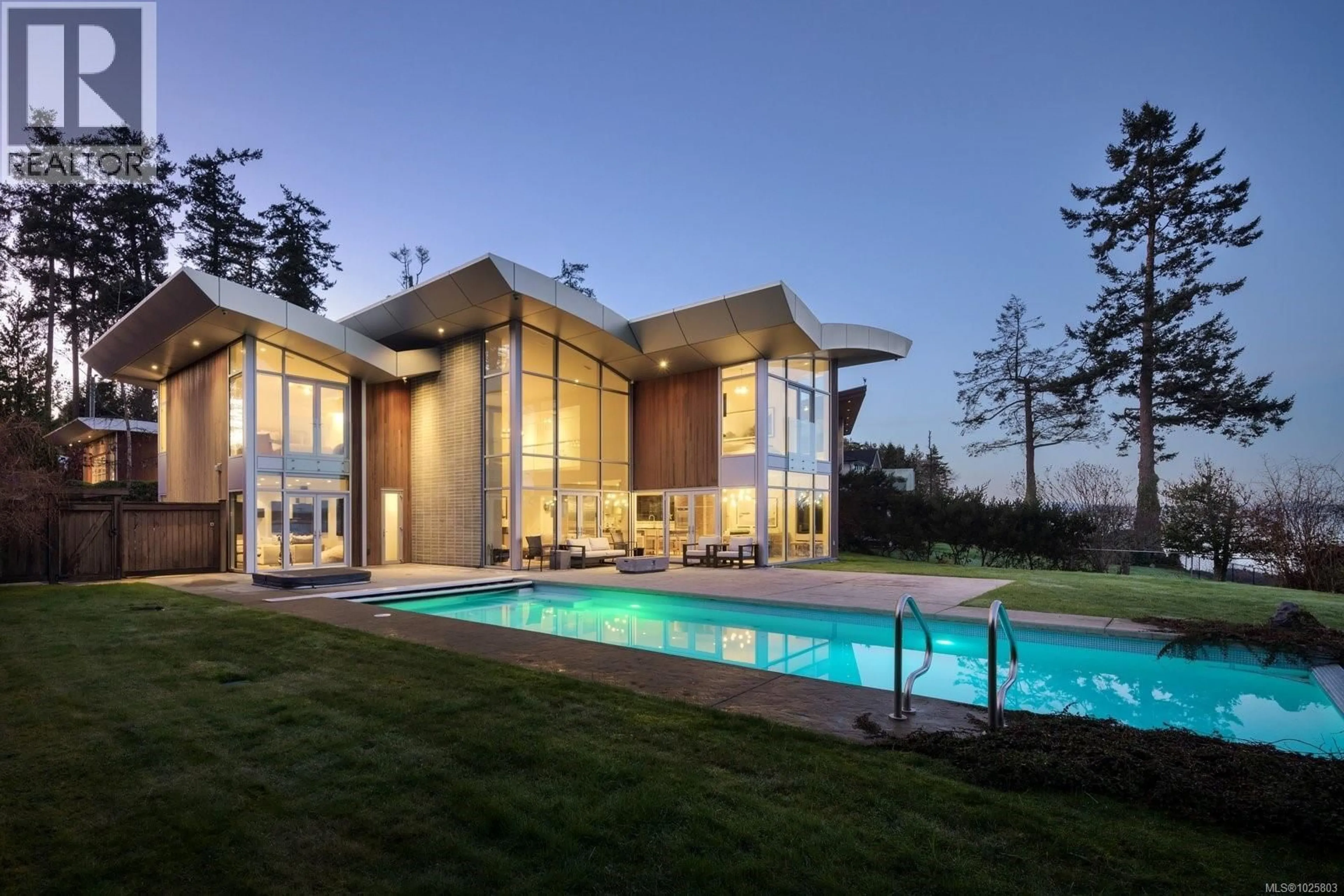 Pool for 8407 LOCHSIDE DRIVE, Central Saanich British Columbia V8M1T9