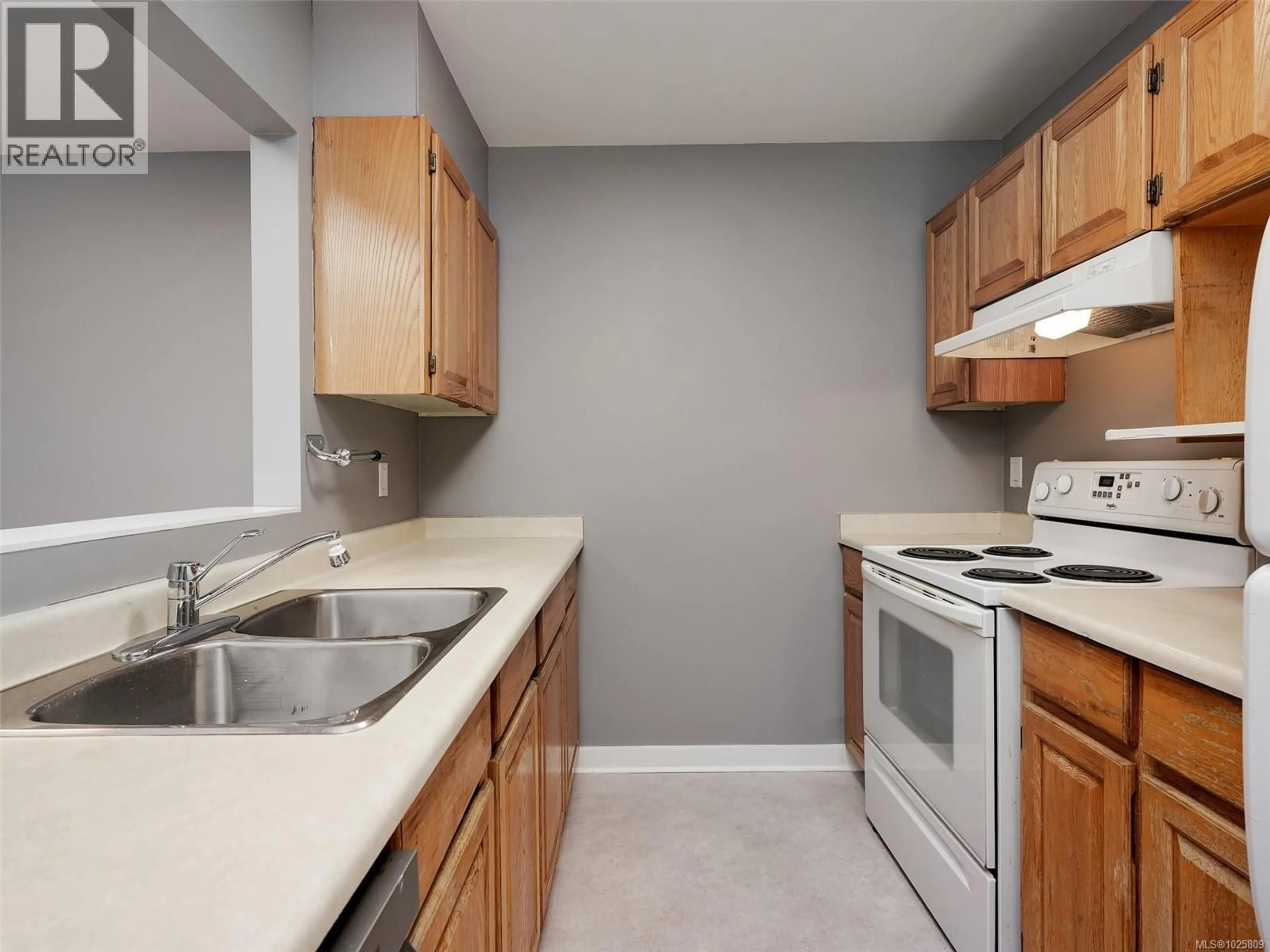 Standard kitchen, unknown for 4 - 9923 SEVENTH STREET, Sidney British Columbia V8L2V8