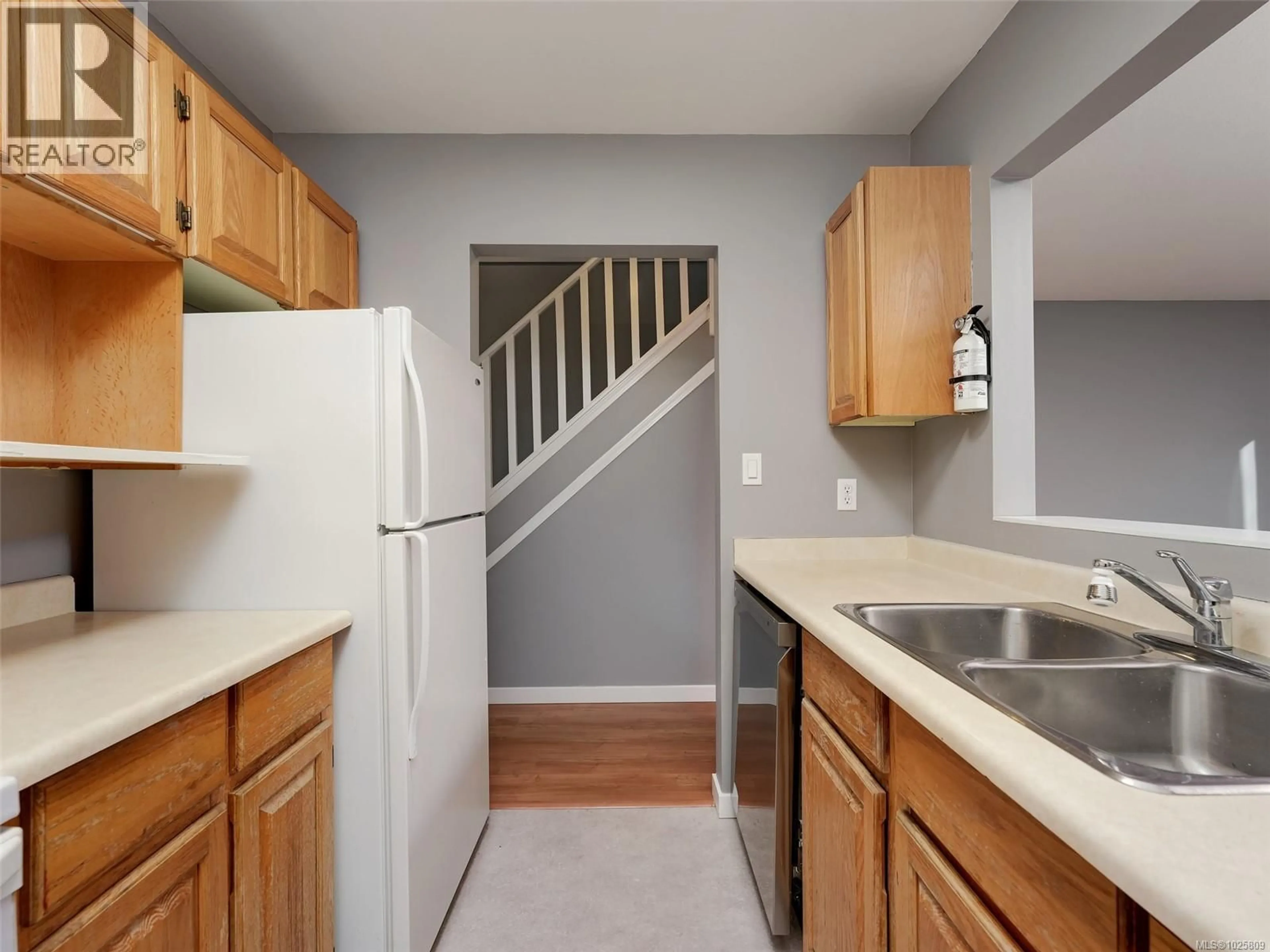 Standard kitchen, unknown for 4 - 9923 SEVENTH STREET, Sidney British Columbia V8L2V8