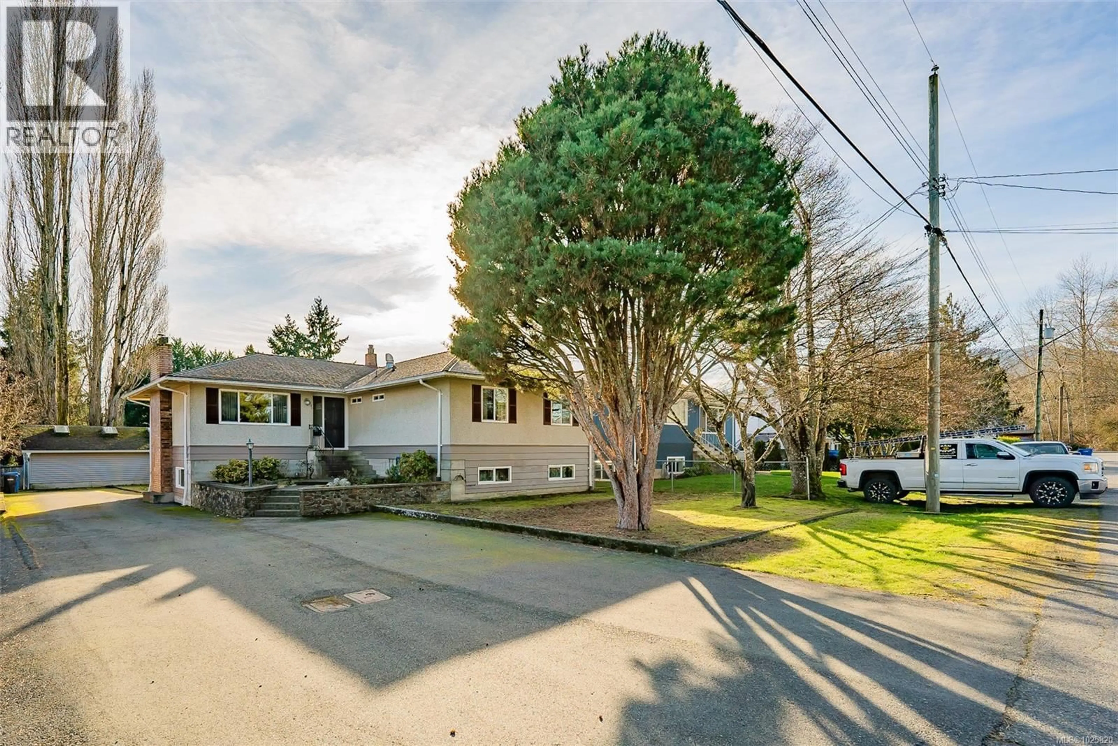 A pic from outside/outdoor area/front of a property/back of a property/a pic from drone, street for 531 DUKE STREET, Nanaimo British Columbia V9R1K2