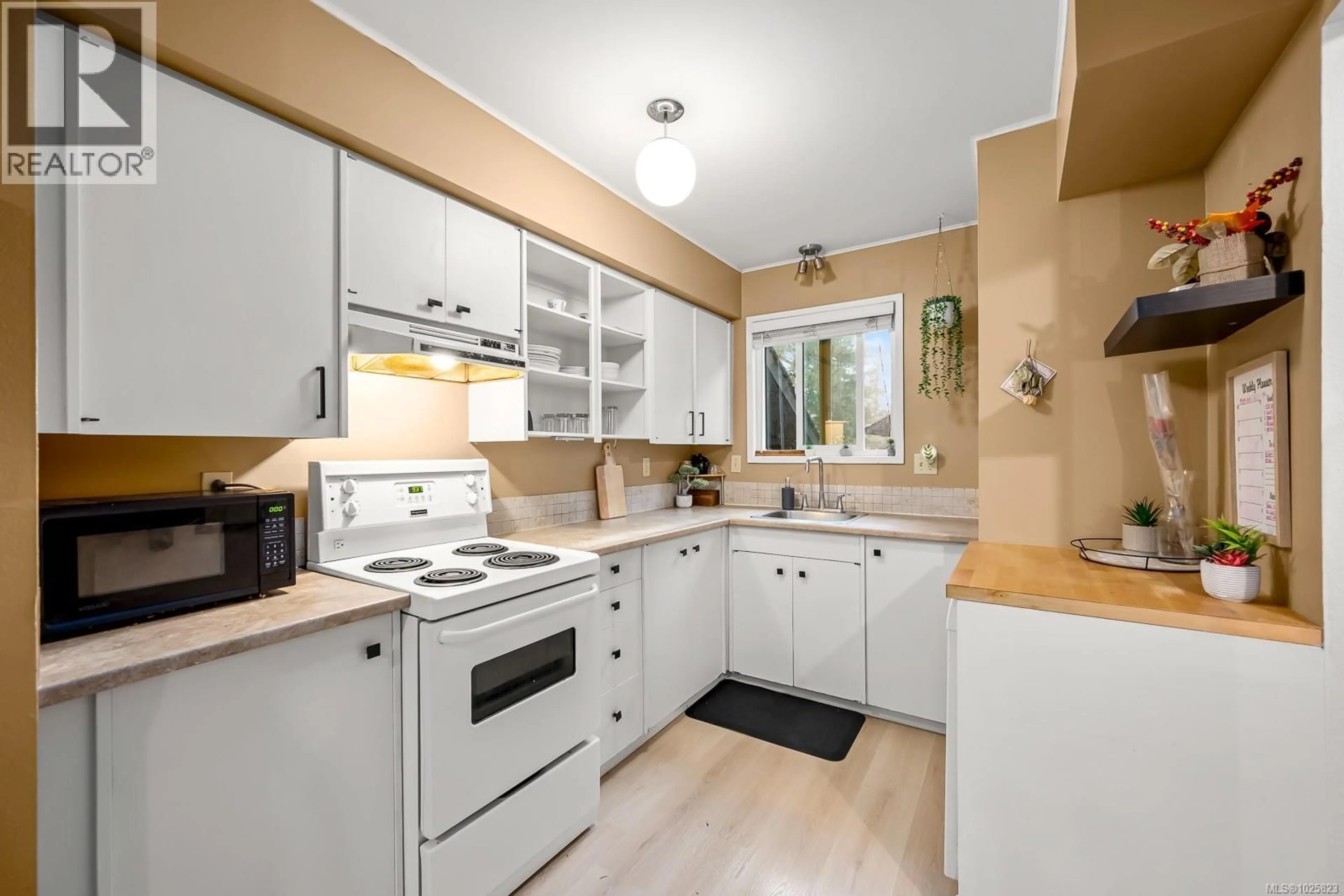 Standard kitchen, ceramic/tile floor for 17 - 158 BACK ROAD, Courtenay British Columbia V9N3W6