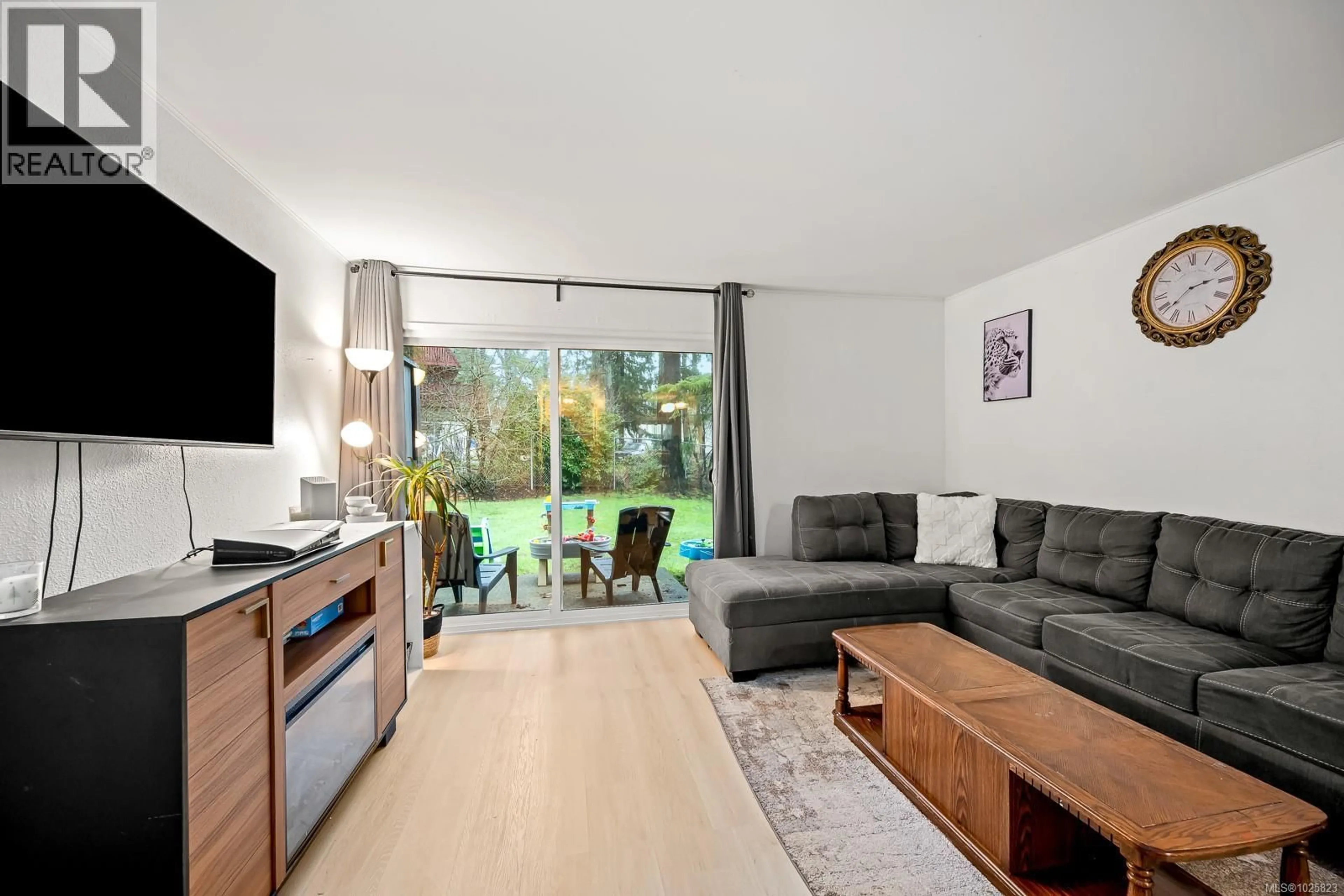 Living room with furniture, wood/laminate floor for 17 - 158 BACK ROAD, Courtenay British Columbia V9N3W6