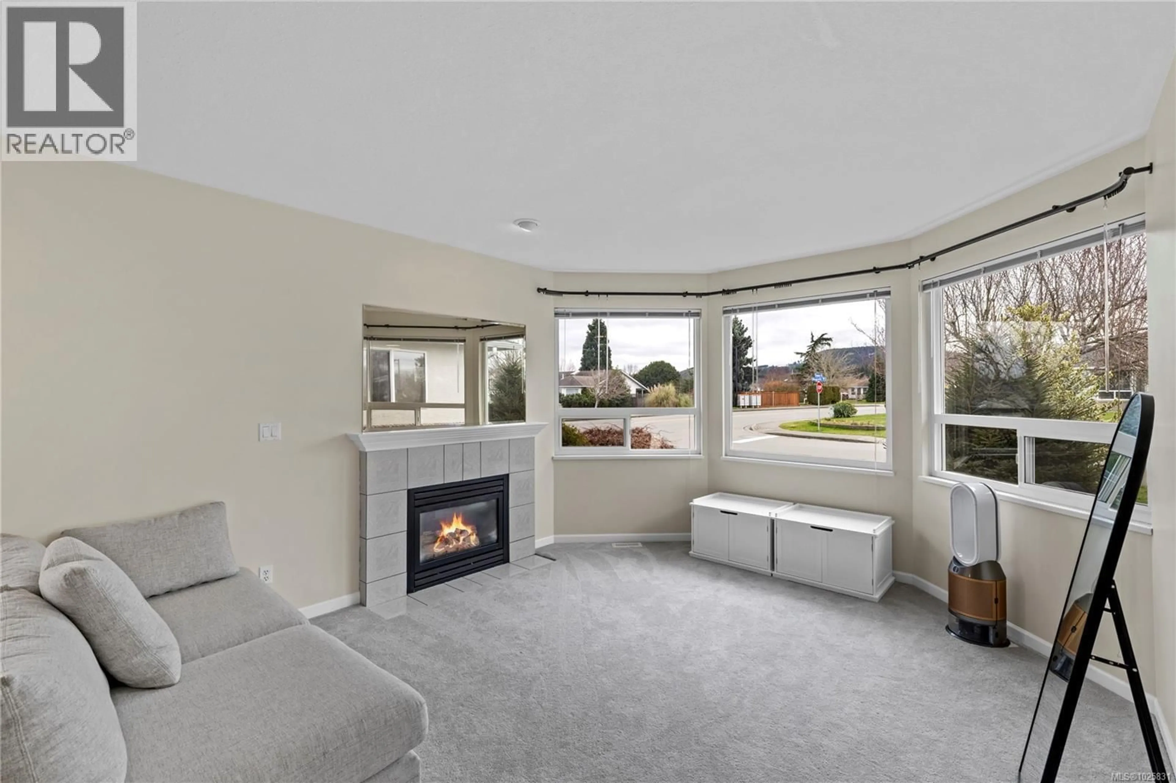 Living room with furniture, unknown for 47 MAGNOLIA DRIVE, Parksville British Columbia V9P2P5