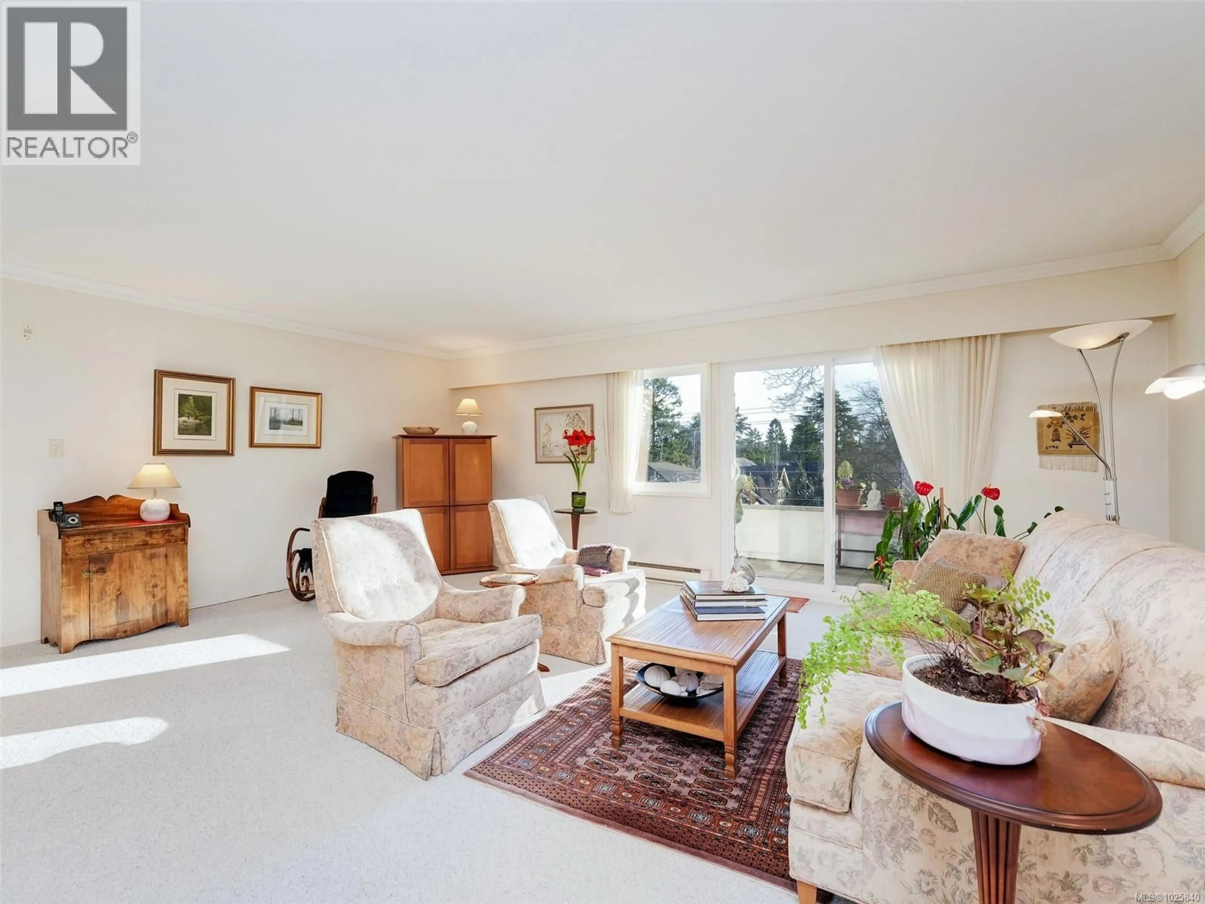 Living room with furniture, unknown for 302 - 2340 OAK BAY AVENUE, Oak Bay British Columbia V8R1G9