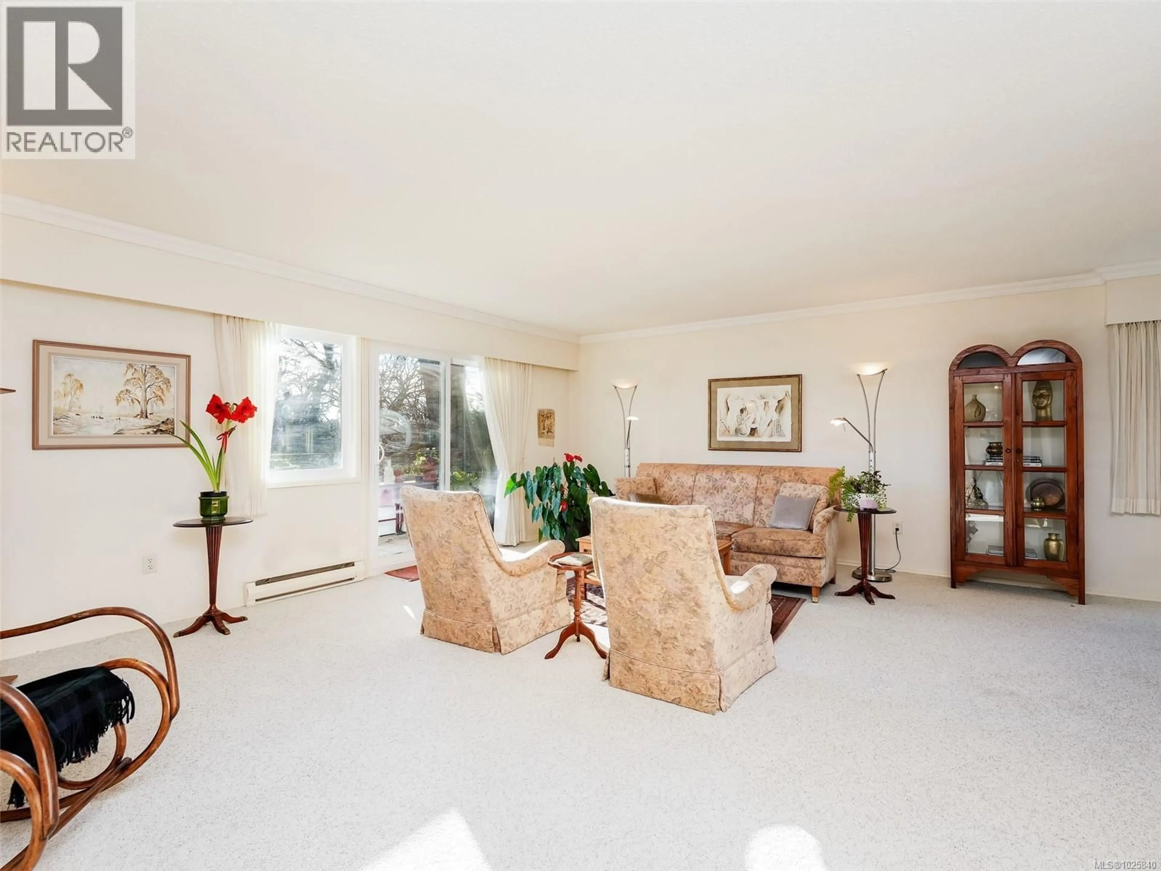 Living room with furniture, unknown for 302 - 2340 OAK BAY AVENUE, Oak Bay British Columbia V8R1G9