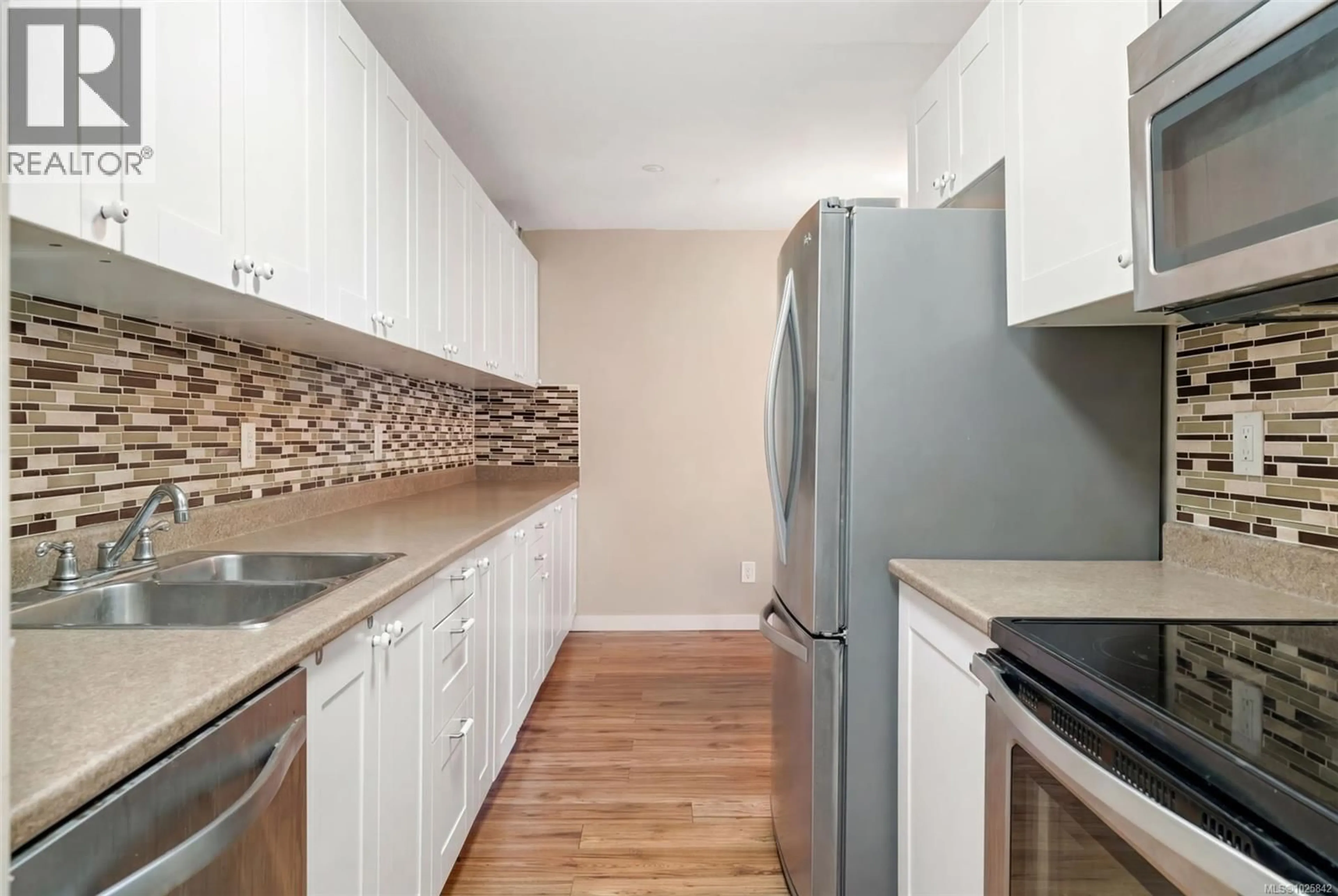 Standard kitchen, unknown for 103 - 3235 QUADRA STREET, Saanich British Columbia V8X1G4