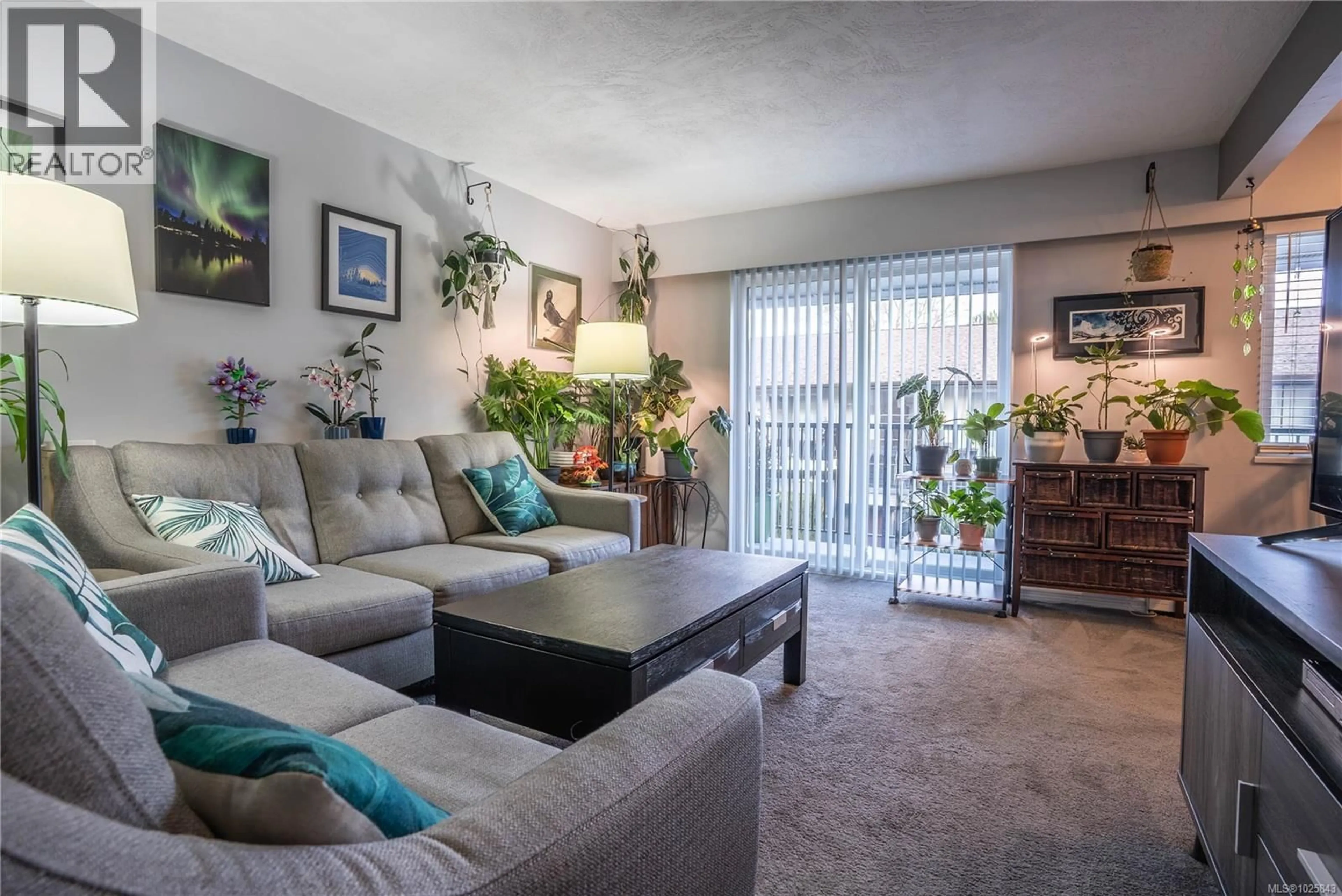 Living room with furniture, carpet floor for 352 BURNSIDE ROAD WEST, Saanich British Columbia V8Z1M1