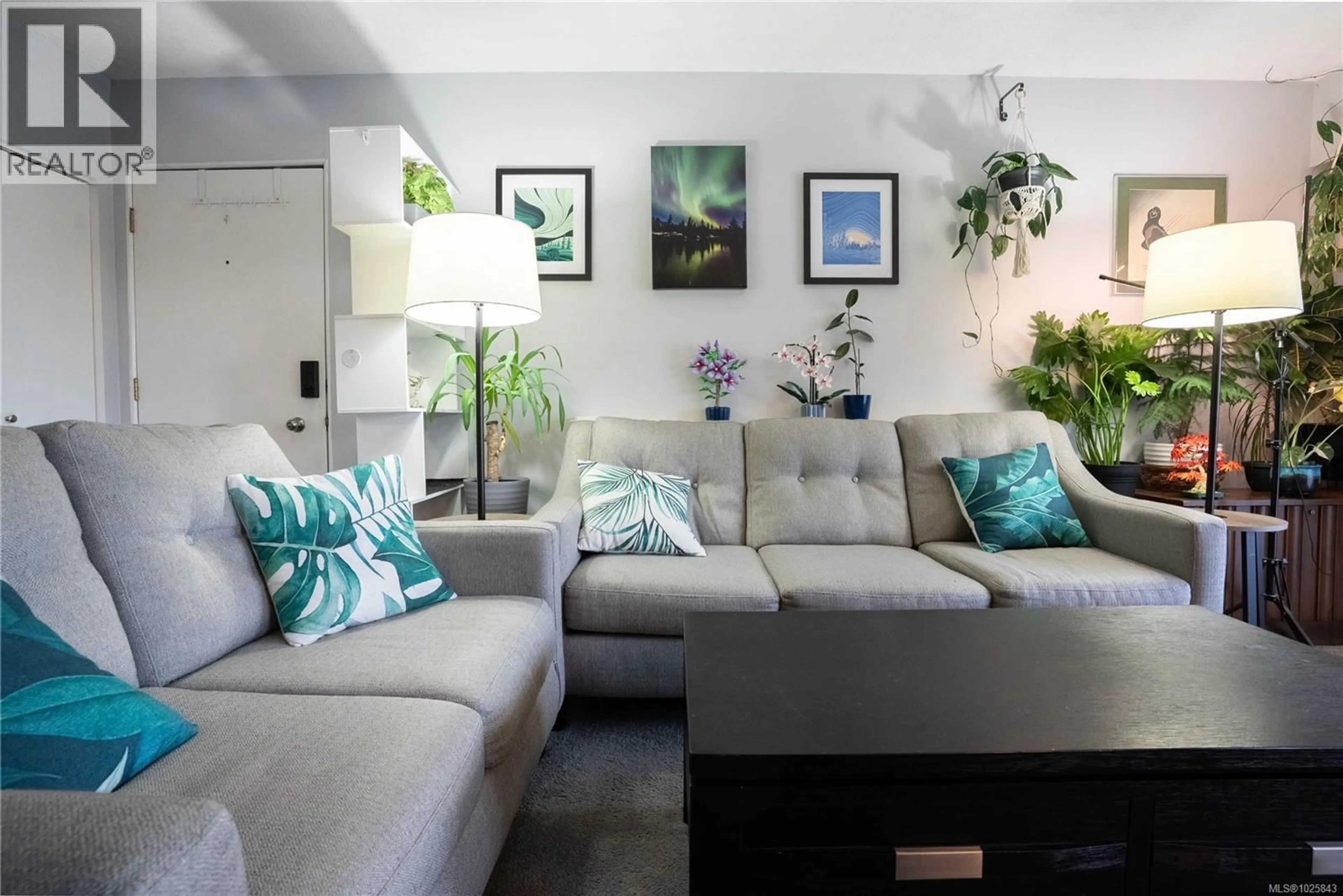 Living room with furniture, unknown for 352 BURNSIDE ROAD WEST, Saanich British Columbia V8Z1M1