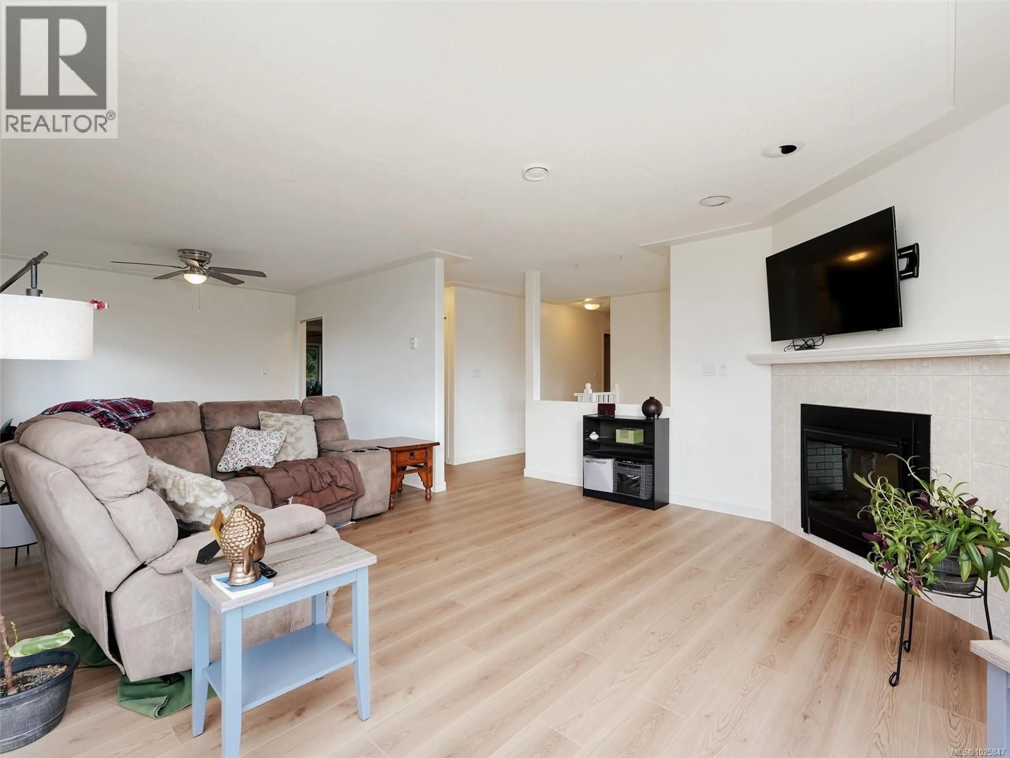 Living room with furniture, wood/laminate floor for 204 MISTY RISE, Langford British Columbia V9B5W3