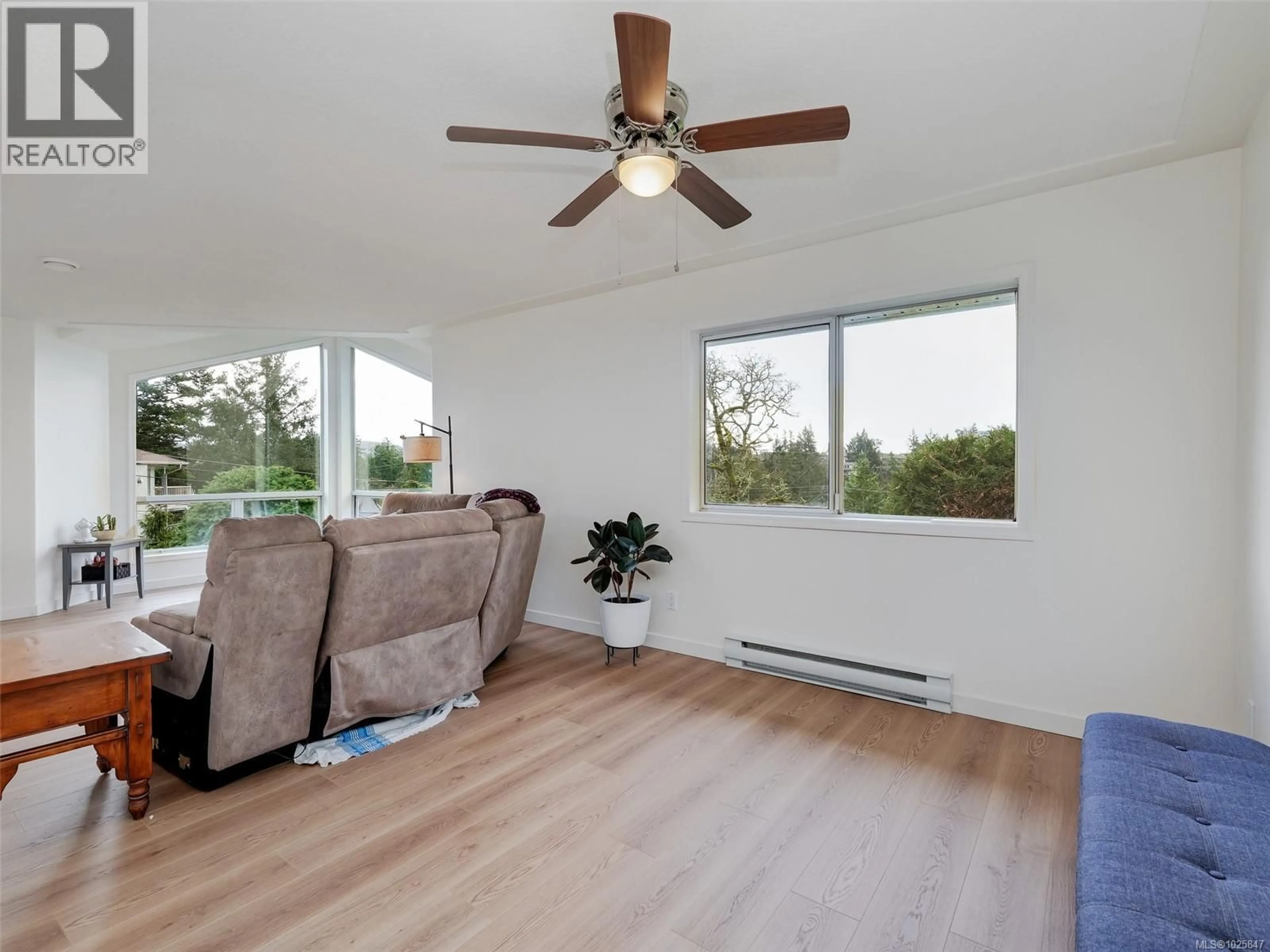 Living room with furniture, wood/laminate floor for 204 MISTY RISE, Langford British Columbia V9B5W3