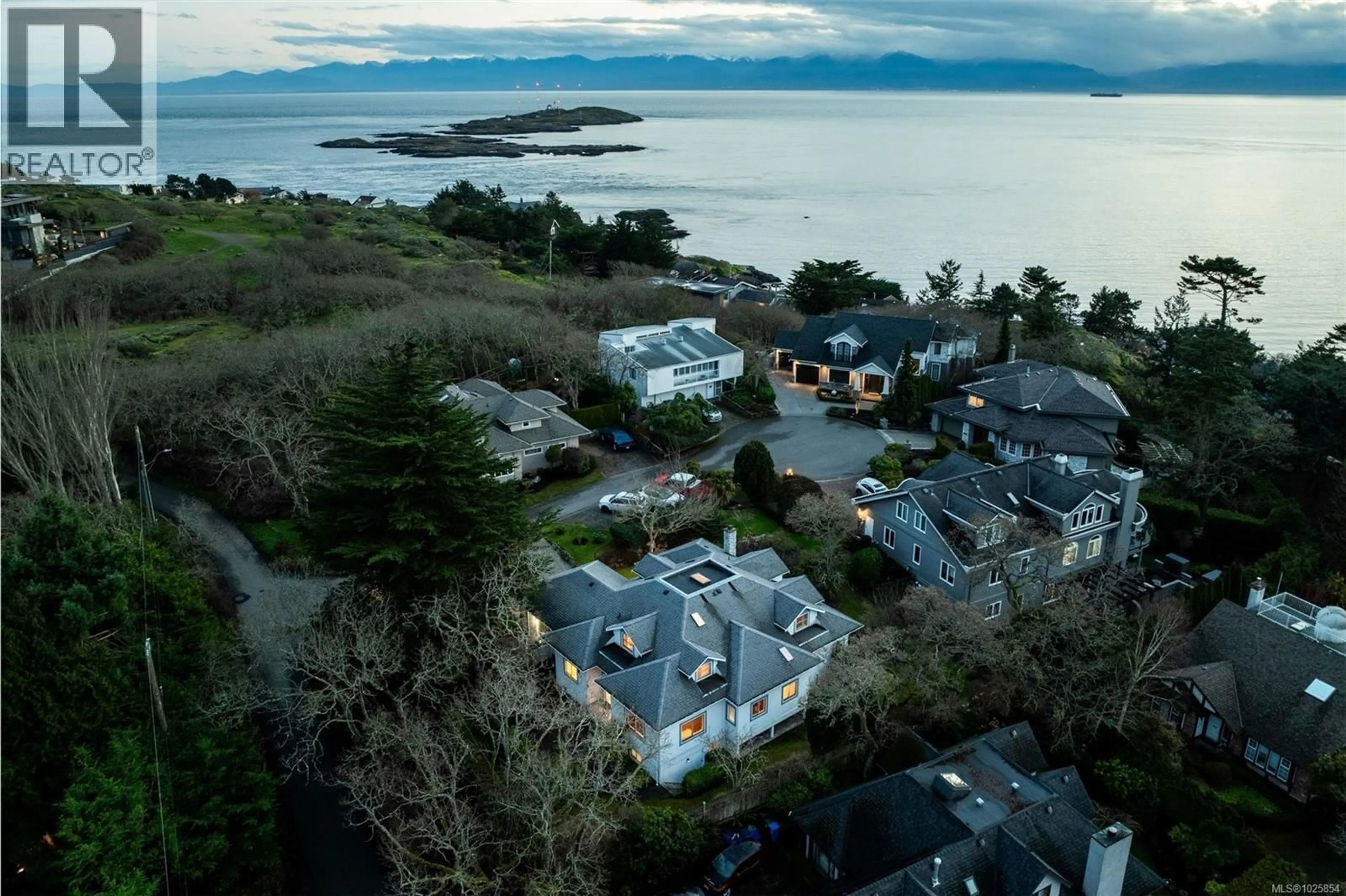 A pic from outside/outdoor area/front of a property/back of a property/a pic from drone, water/lake/river/ocean view for 578 ISLAND ROAD, Oak Bay British Columbia V8S2T6