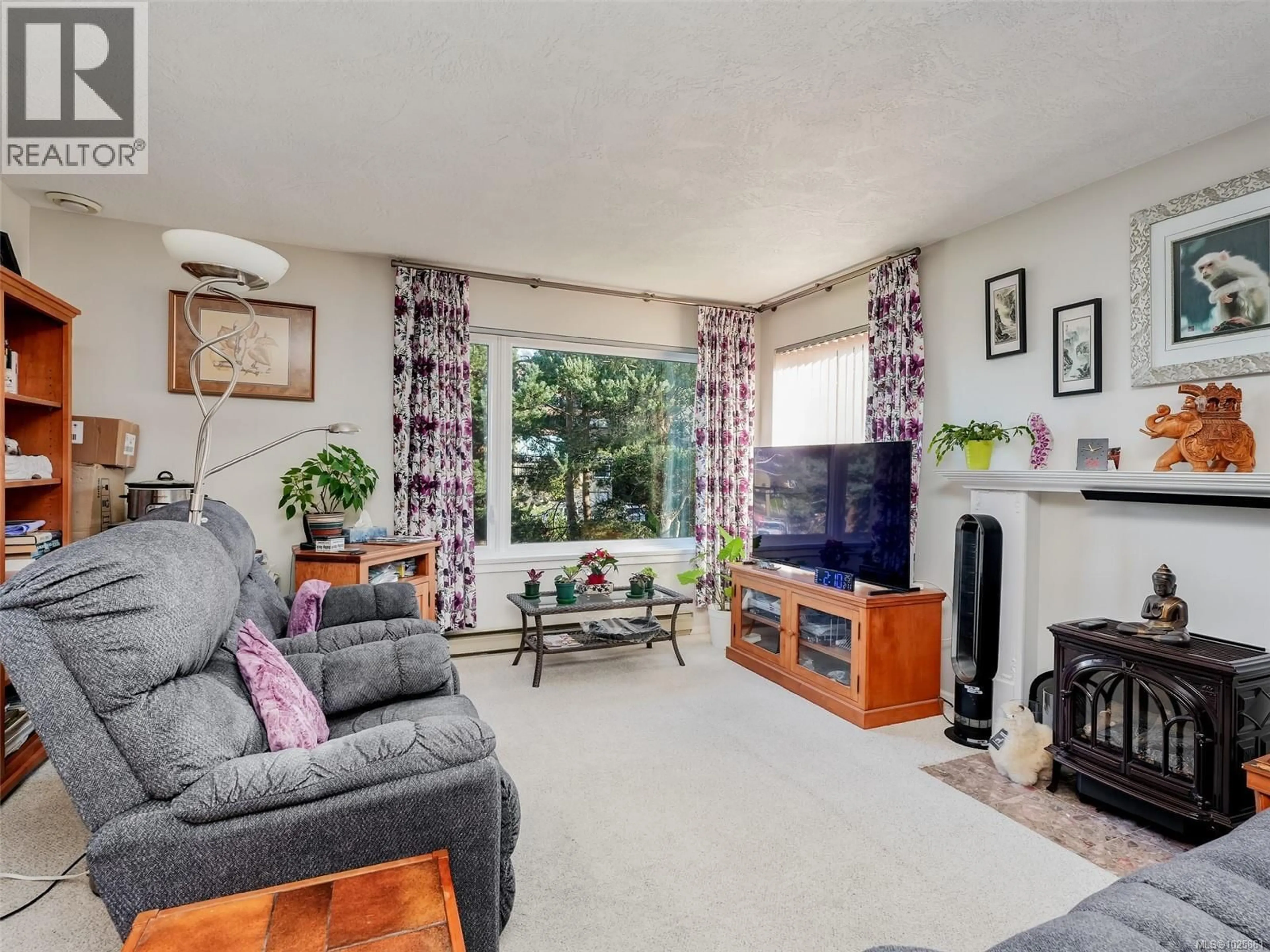 Living room with furniture, unknown for 407 - 3880 QUADRA STREET, Saanich British Columbia V8X1H8