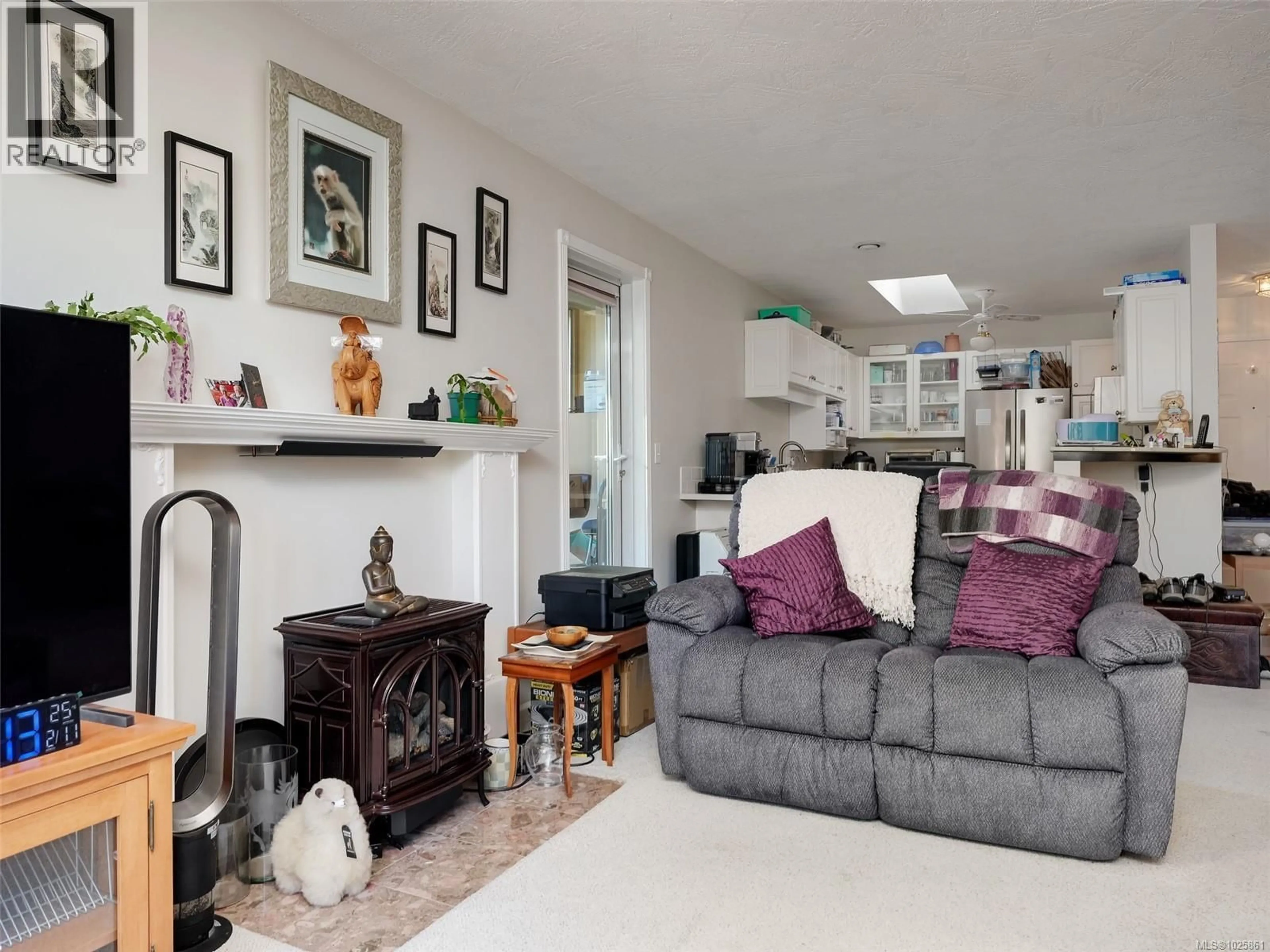 Living room with furniture, unknown for 407 - 3880 QUADRA STREET, Saanich British Columbia V8X1H8