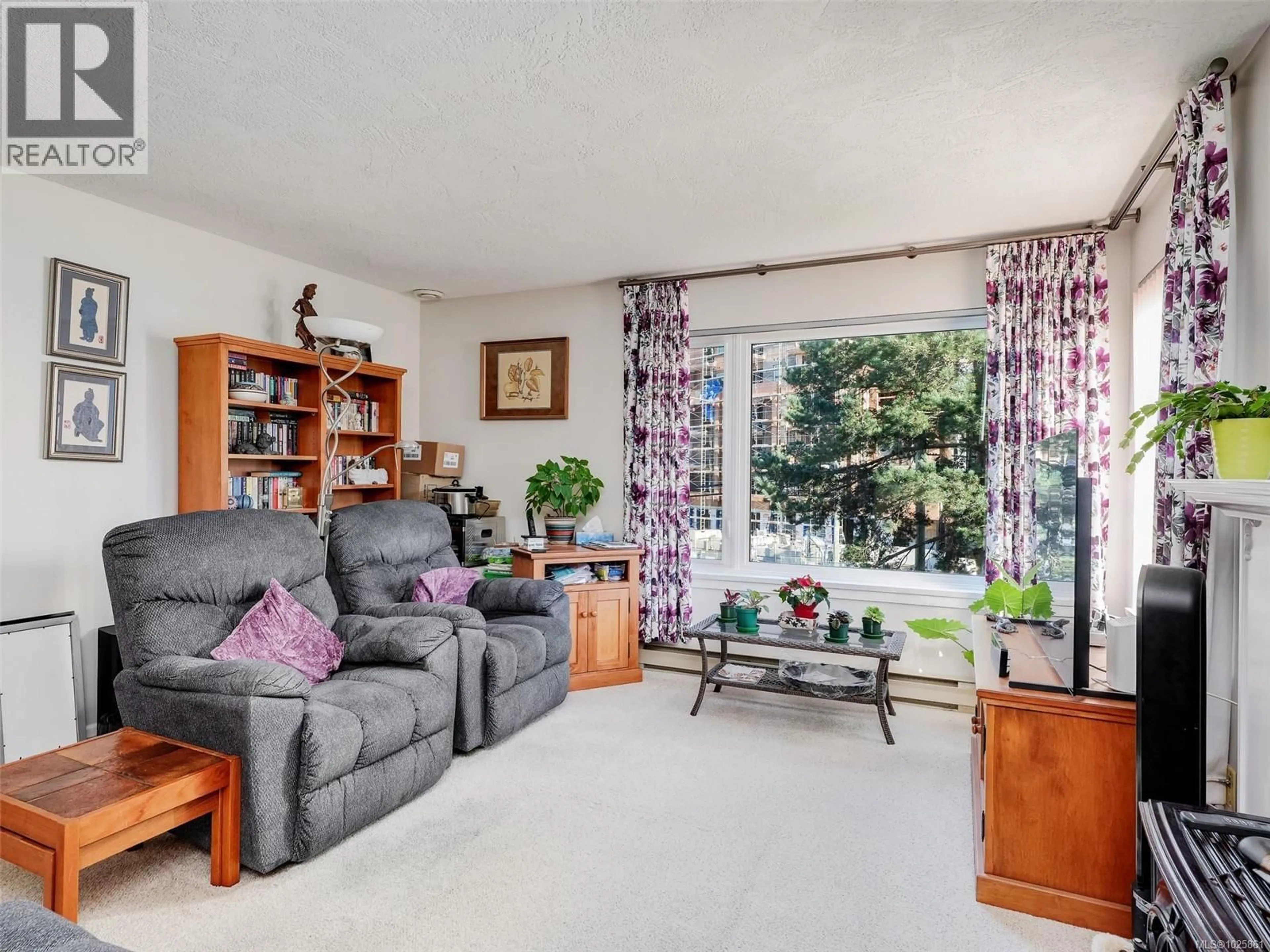 Living room with furniture, unknown for 407 - 3880 QUADRA STREET, Saanich British Columbia V8X1H8