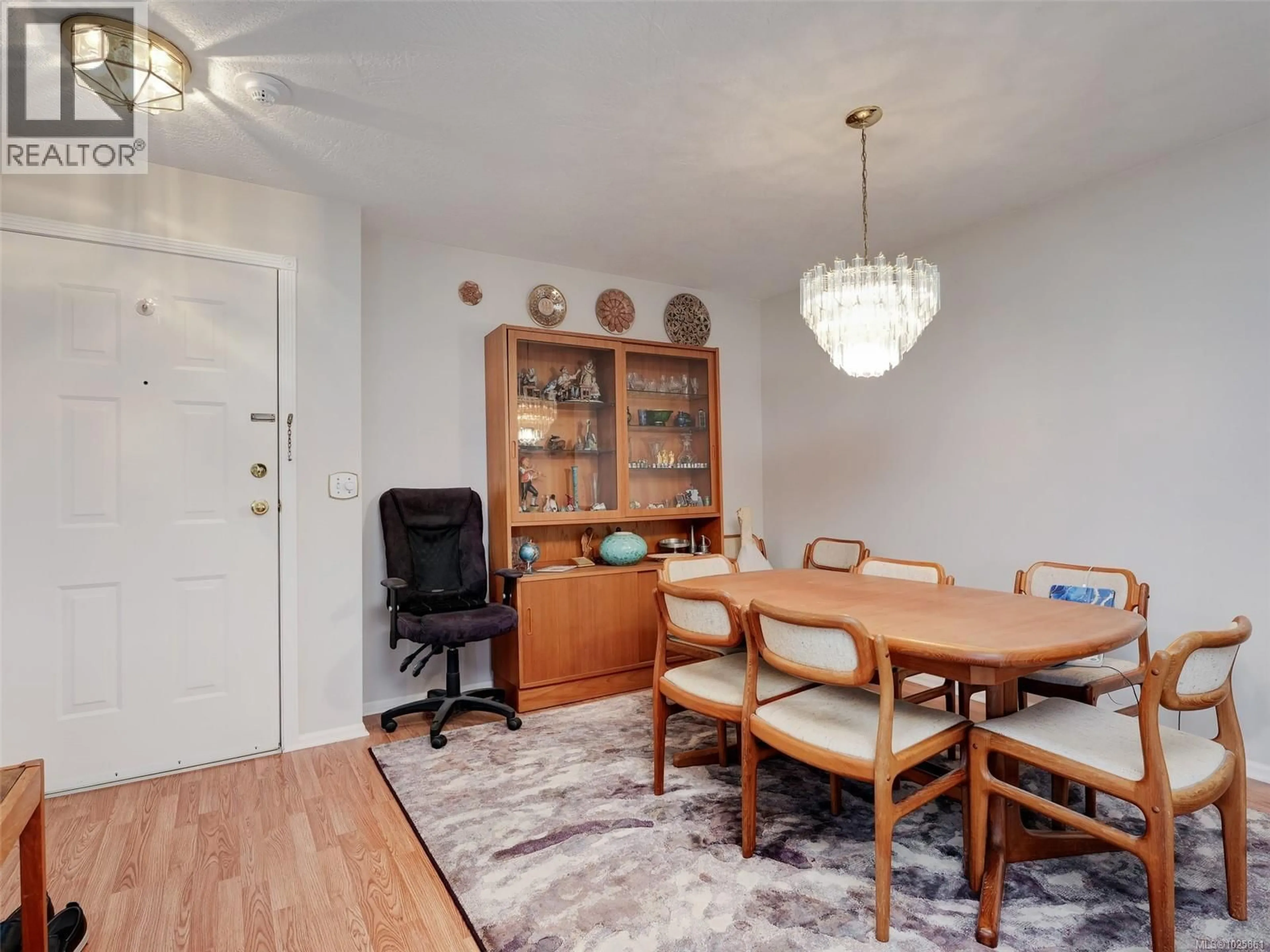 Dining room, wood/laminate floor for 407 - 3880 QUADRA STREET, Saanich British Columbia V8X1H8