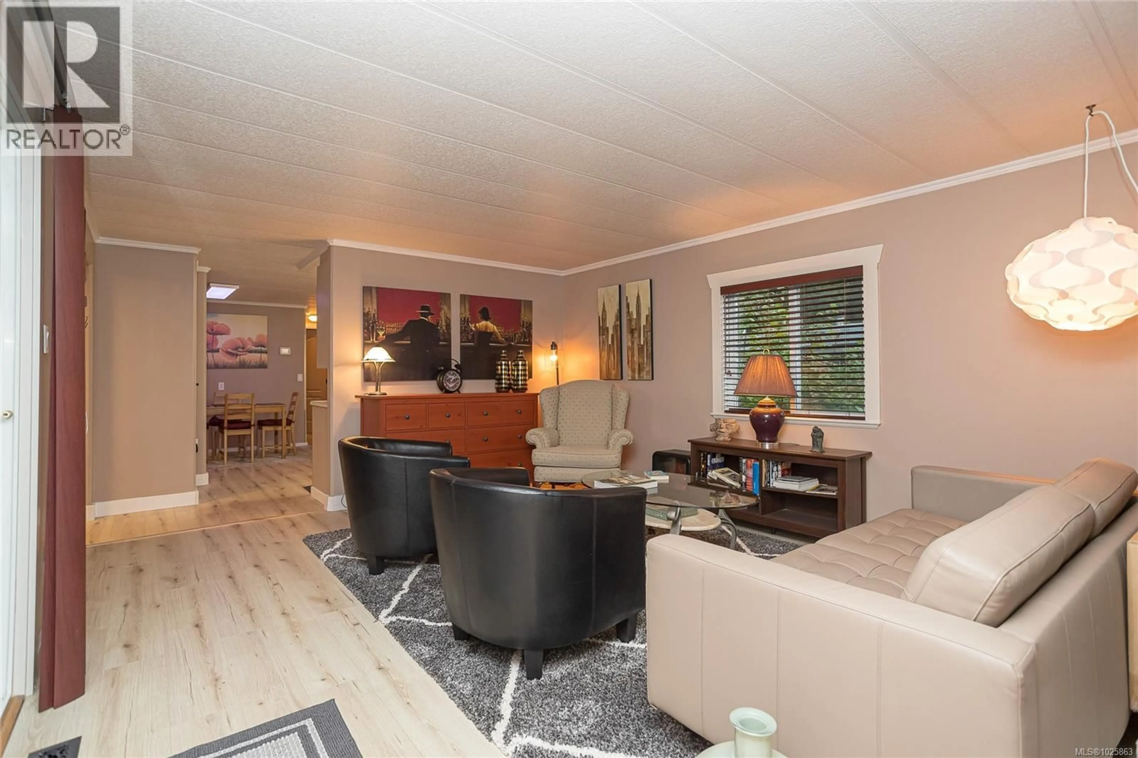 Living room with furniture, wood/laminate floor for 28 - 61 12TH STREET, Nanaimo British Columbia V9R6L2