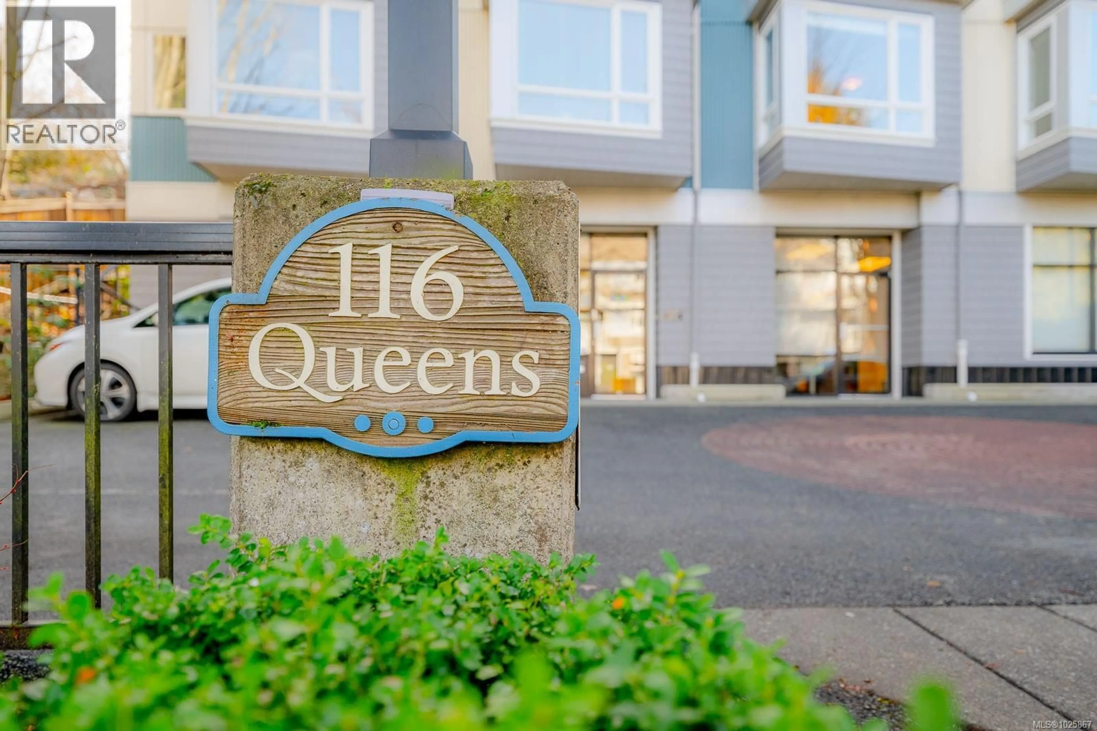 Indoor foyer for 202 - 116 QUEENS ROAD, Duncan British Columbia V9L2W6