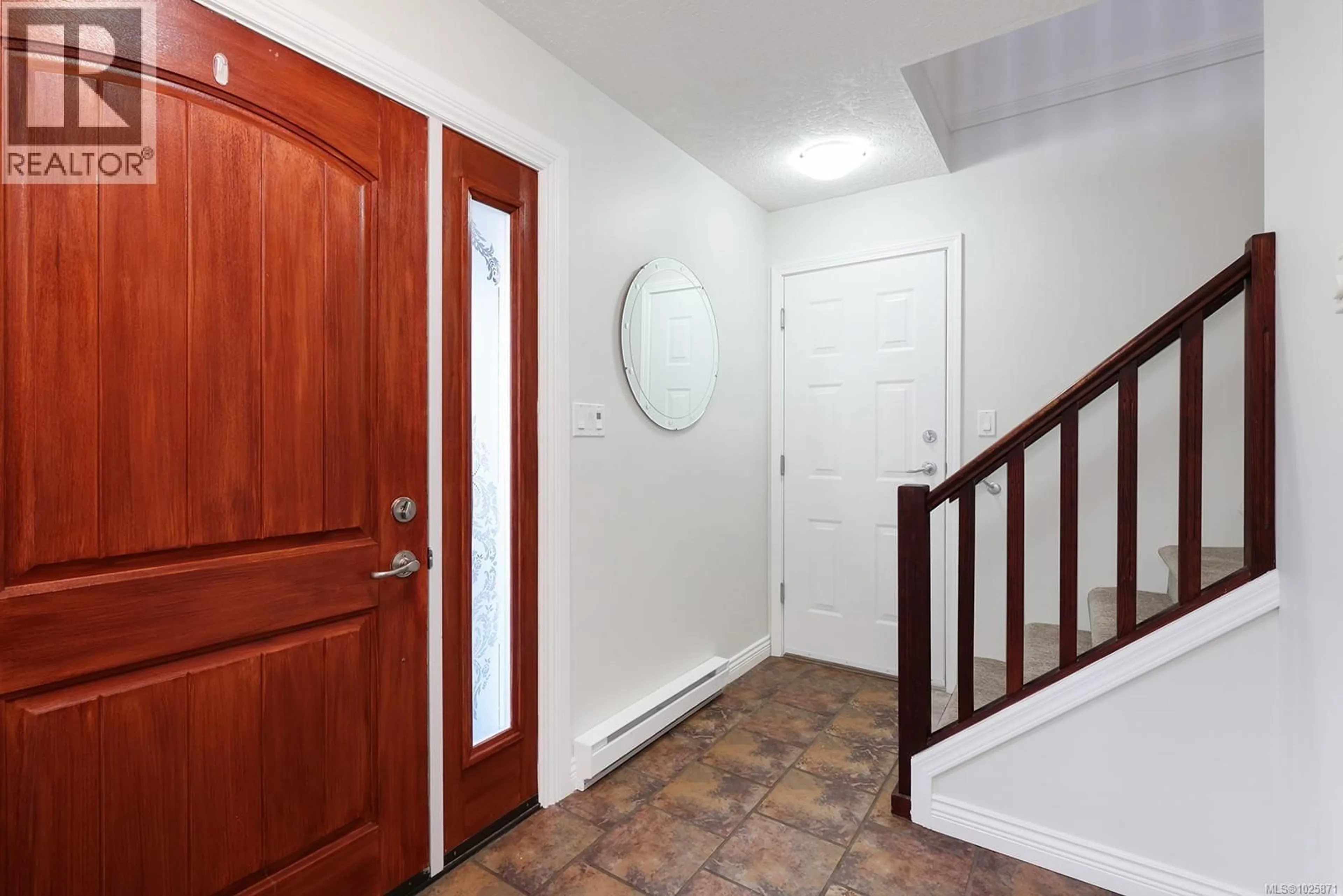 Indoor entryway for 3367 FIRST STREET, Cumberland British Columbia V0R1S0