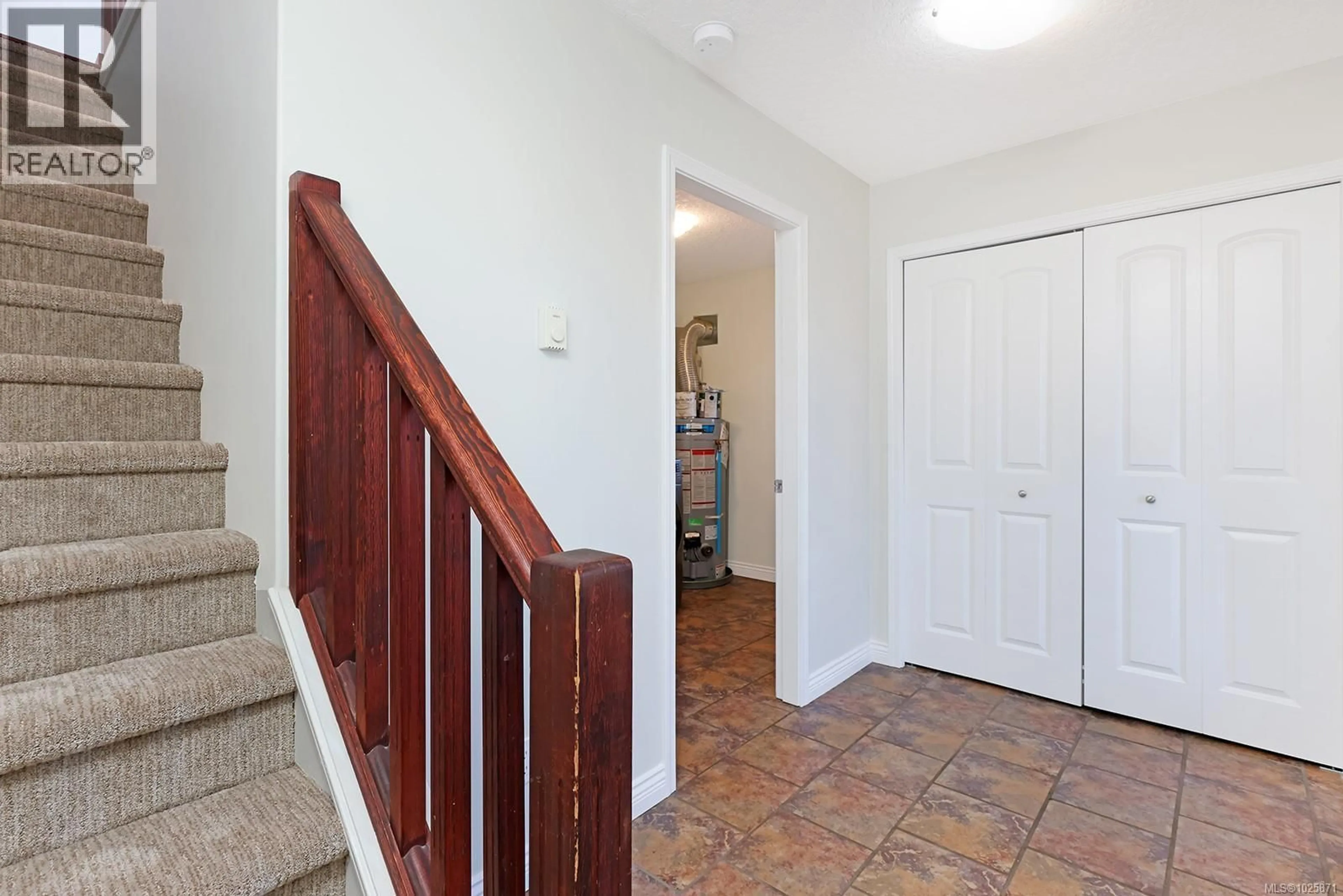 Indoor entryway for 3367 FIRST STREET, Cumberland British Columbia V0R1S0