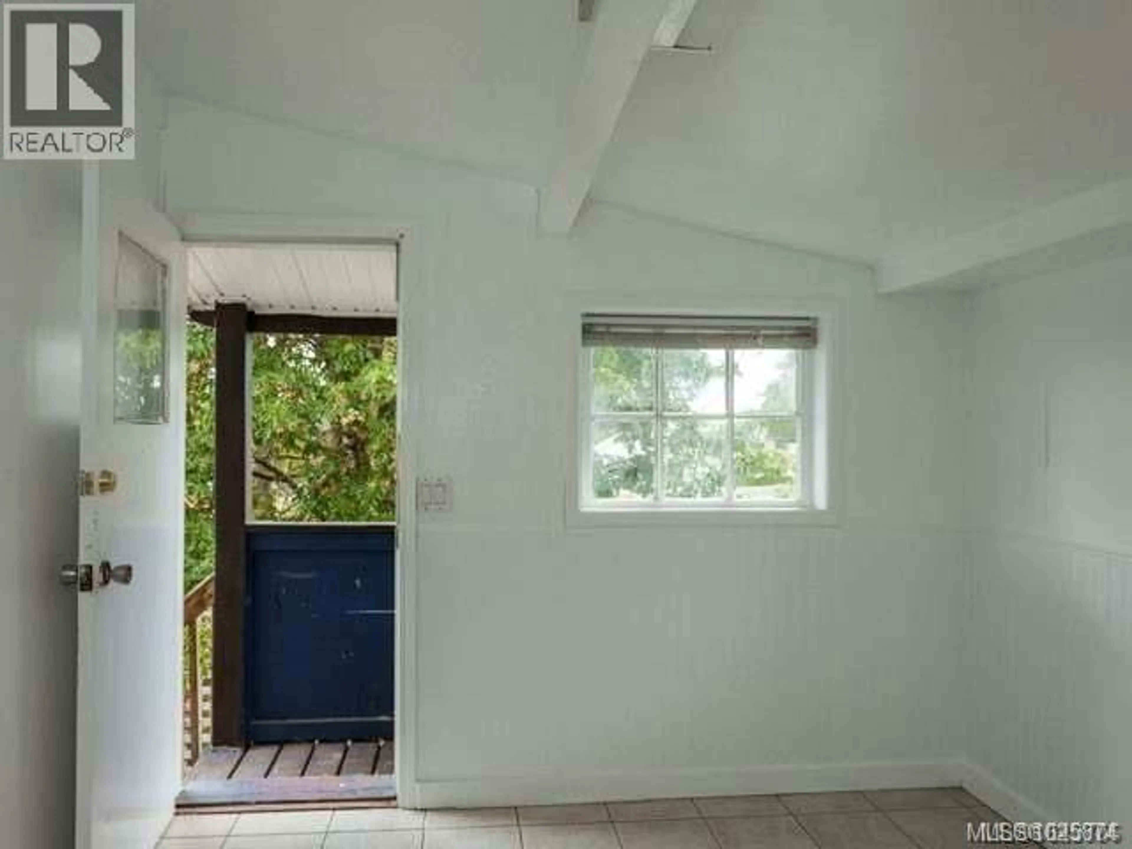 Indoor foyer for 556 KENNEDY STREET, Nanaimo British Columbia V9R2J7